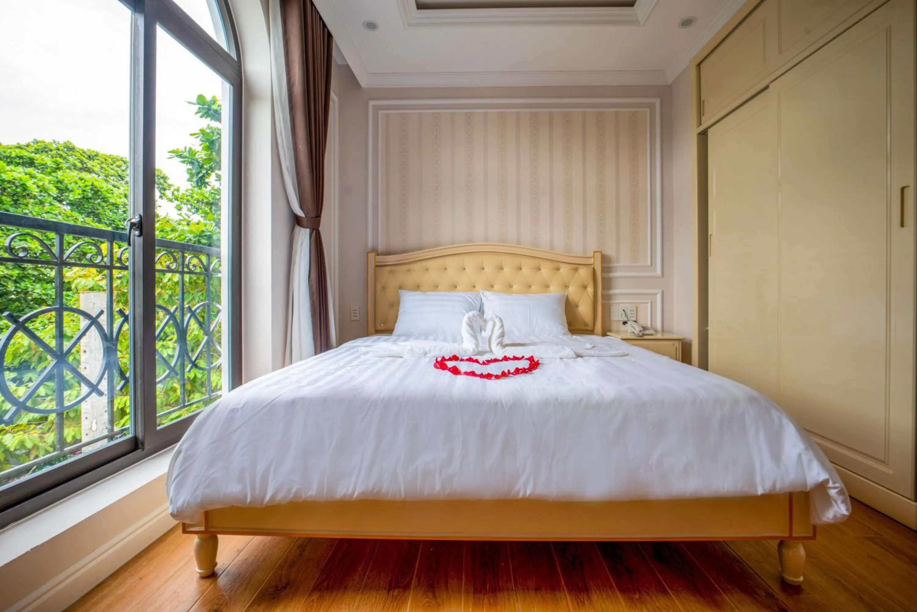 Bedroom, Bed in Maya Hotel 2