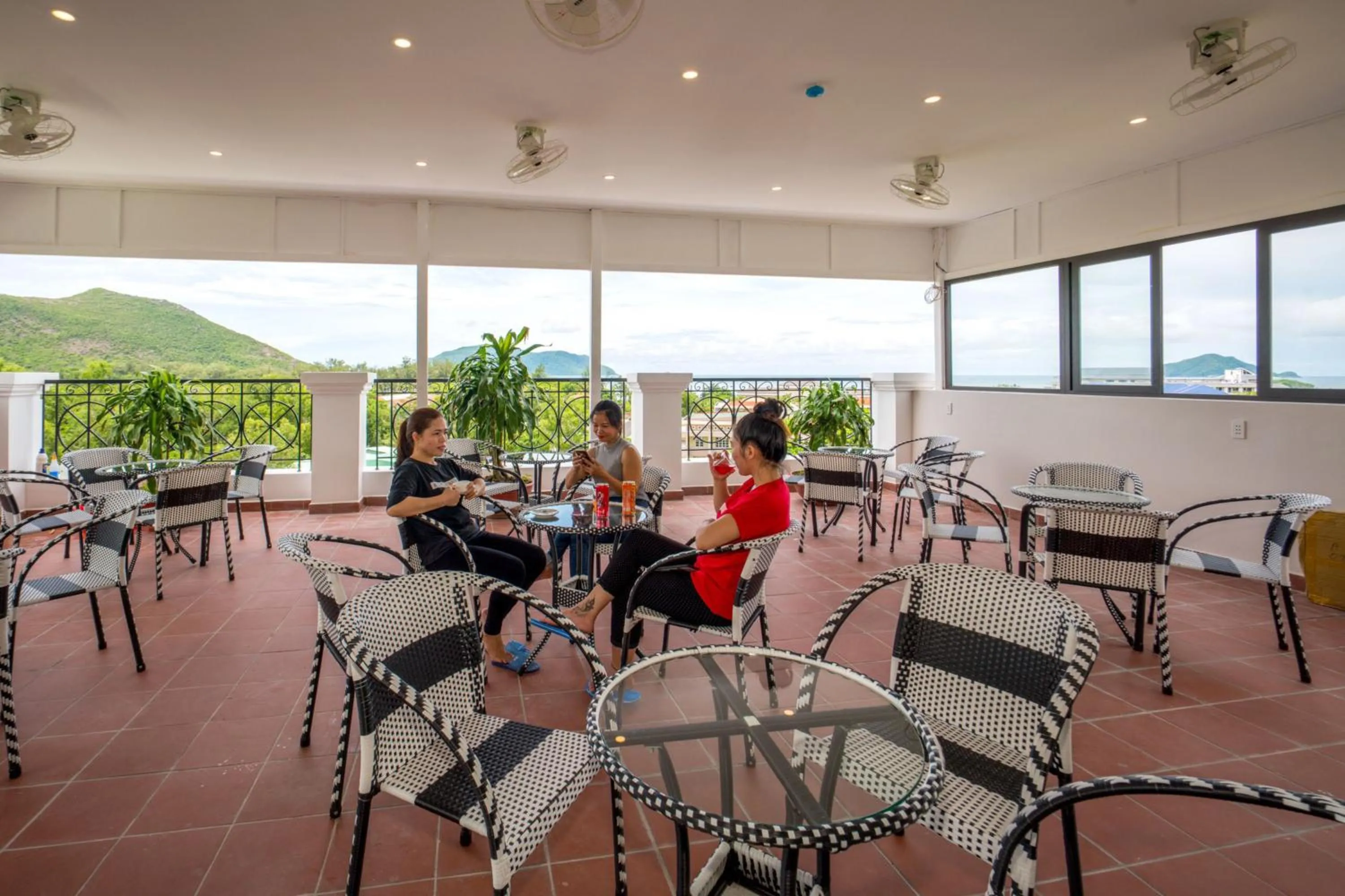 Restaurant/places to eat in Maya Hotel 2