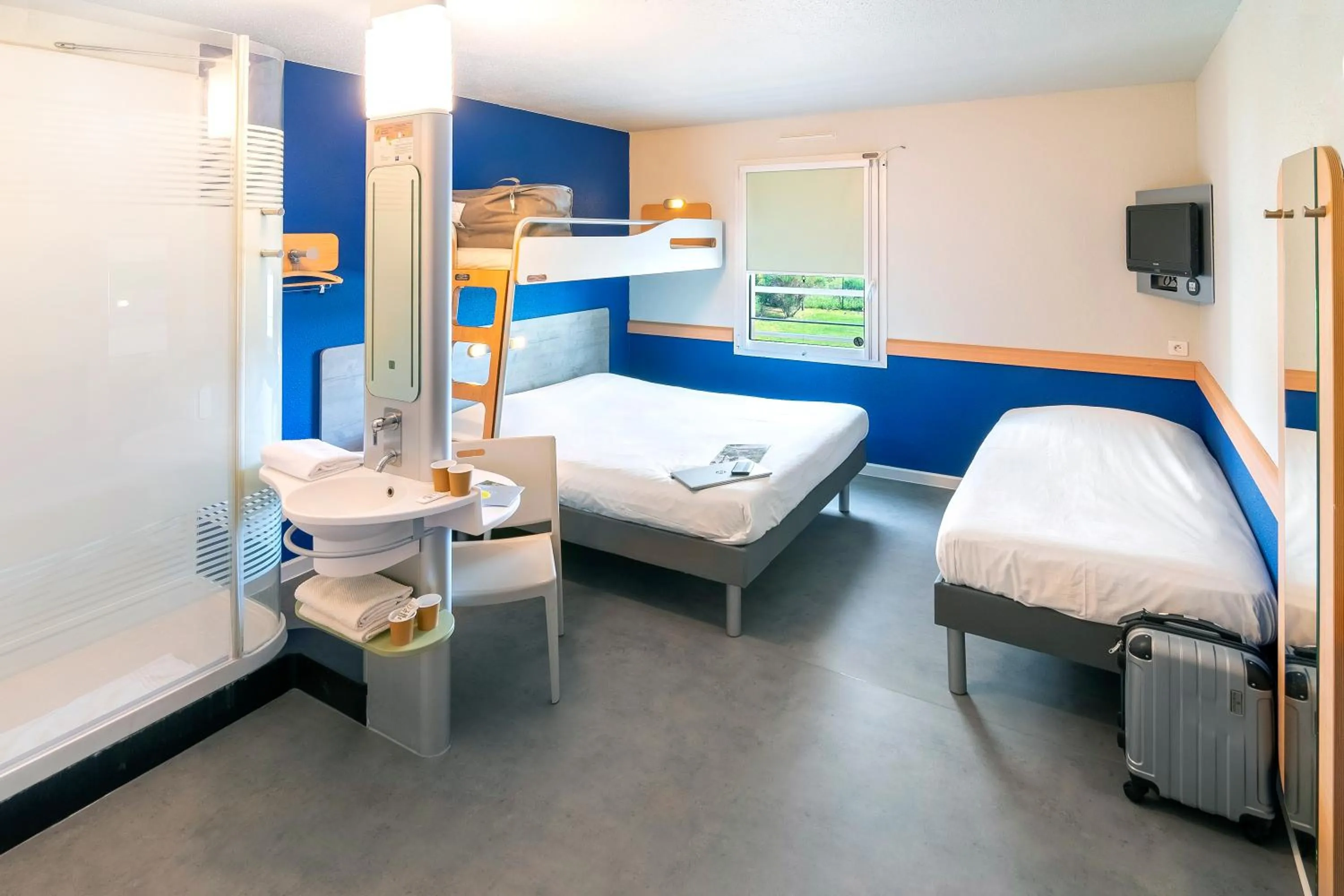 Shower, Bed in ibis budget Saint-Maximin