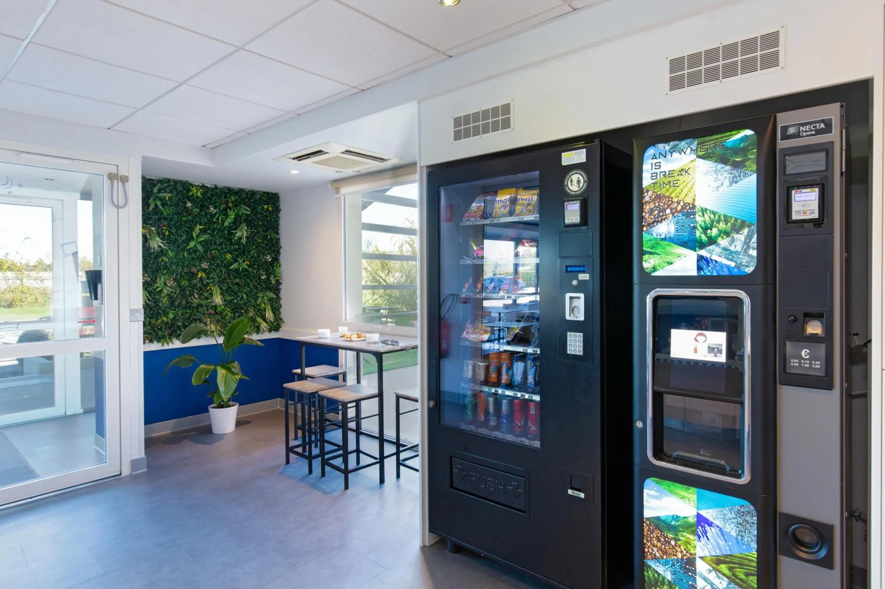 Kitchen or kitchenette in ibis budget Saint-Maximin