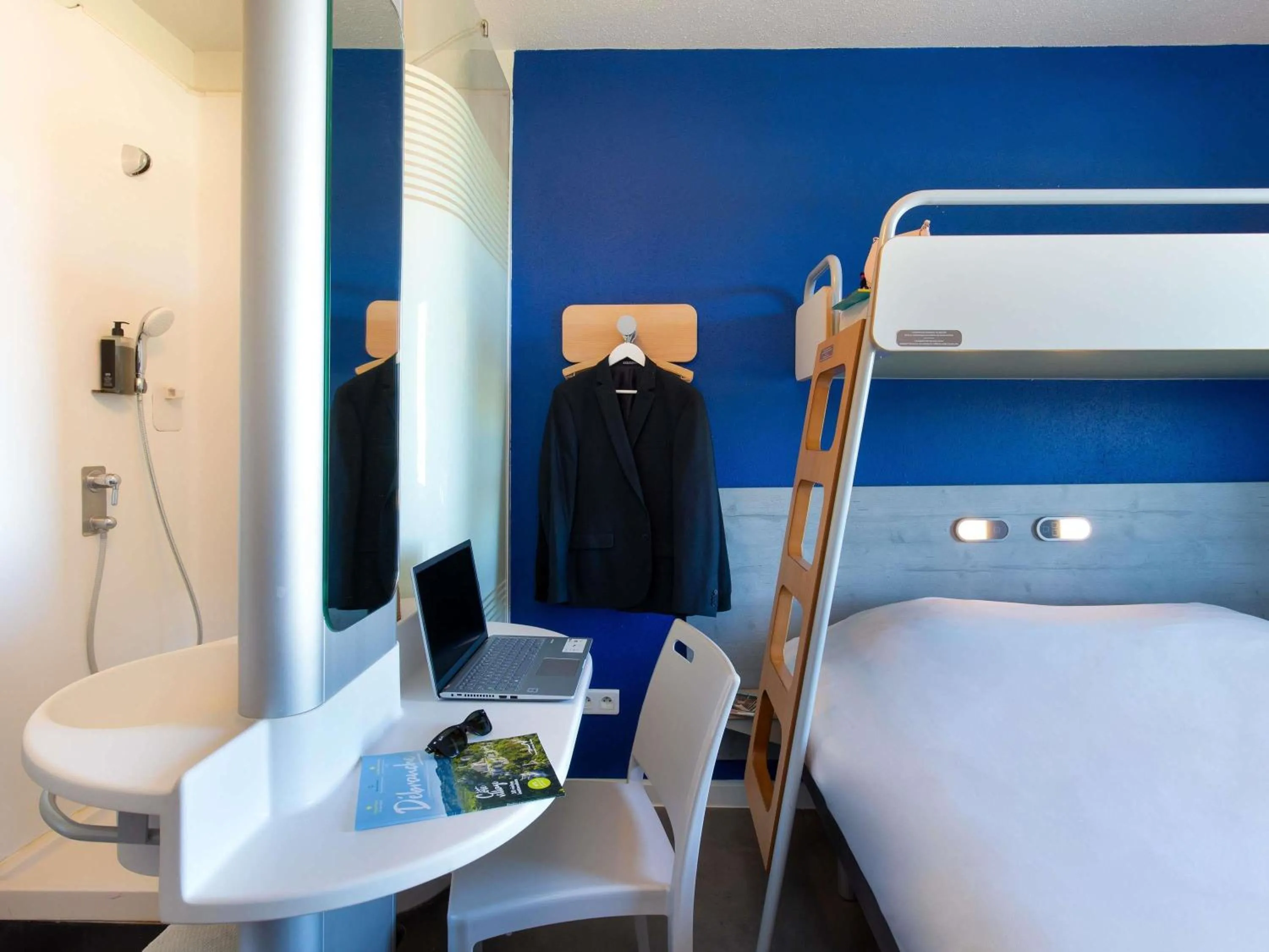 Bedroom, Bed in ibis budget Saint-Maximin