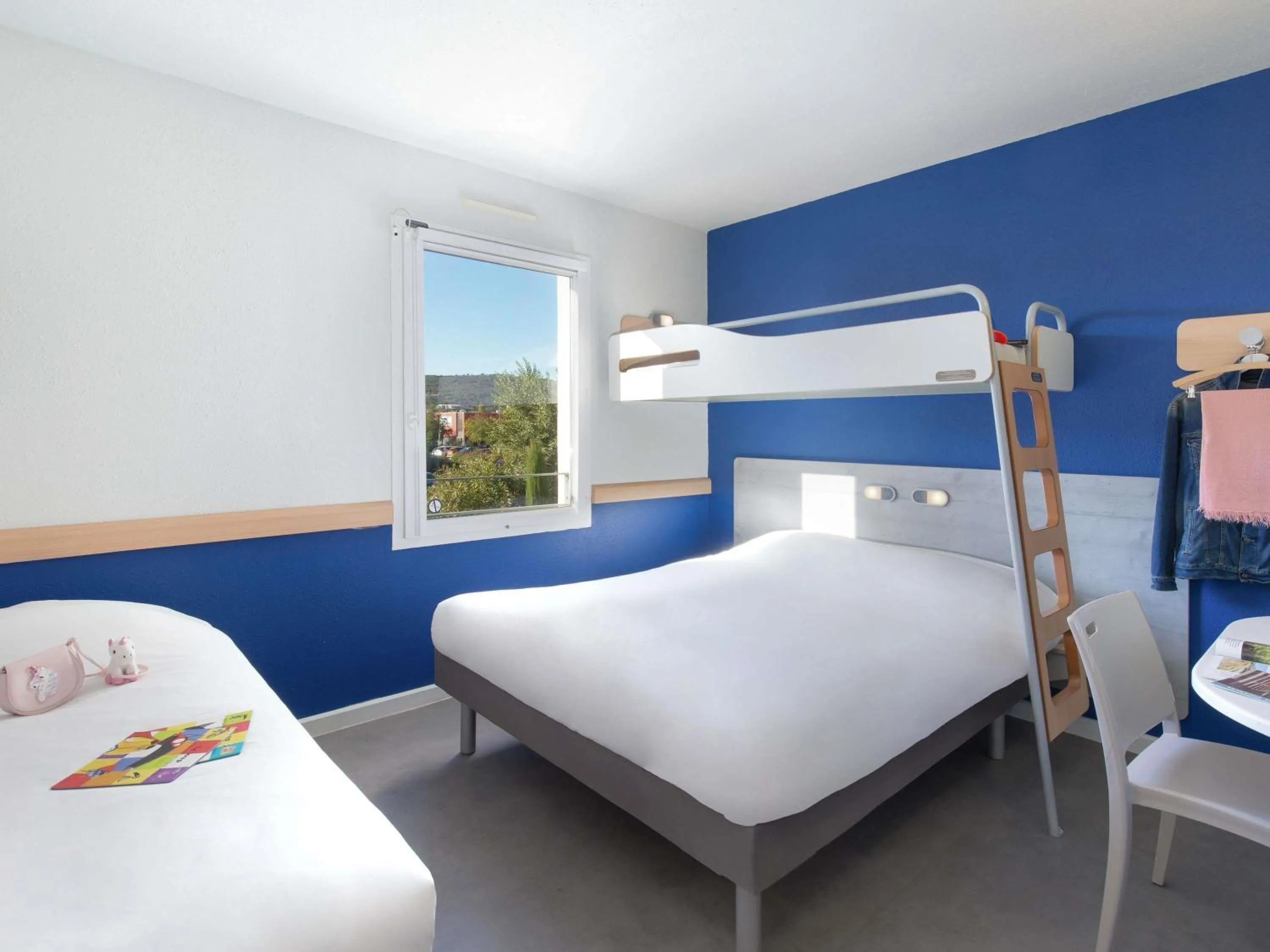 Bedroom, Bed in ibis budget Saint-Maximin