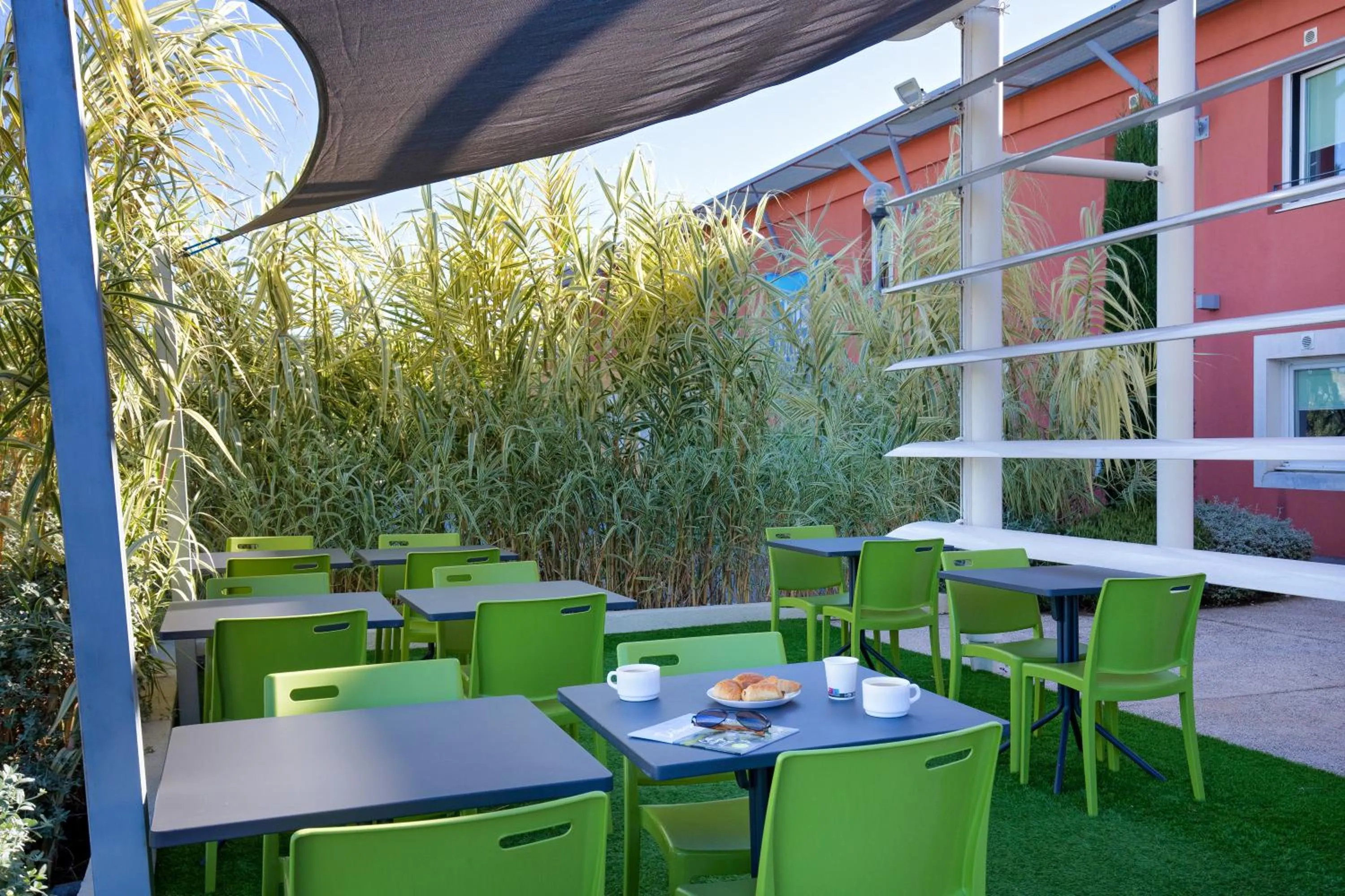 Patio in ibis budget Saint-Maximin