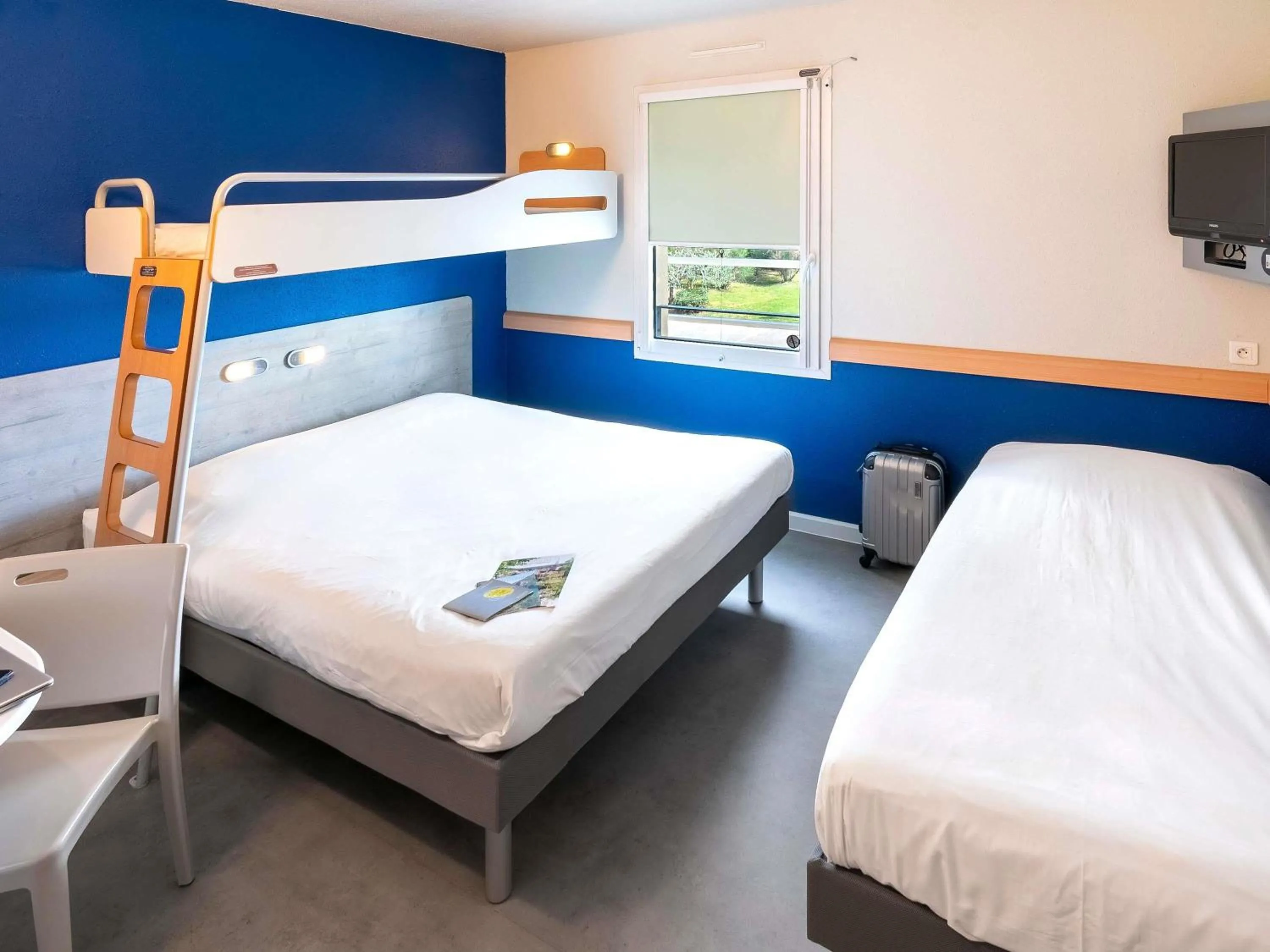 Bedroom, Bed in ibis budget Saint-Maximin