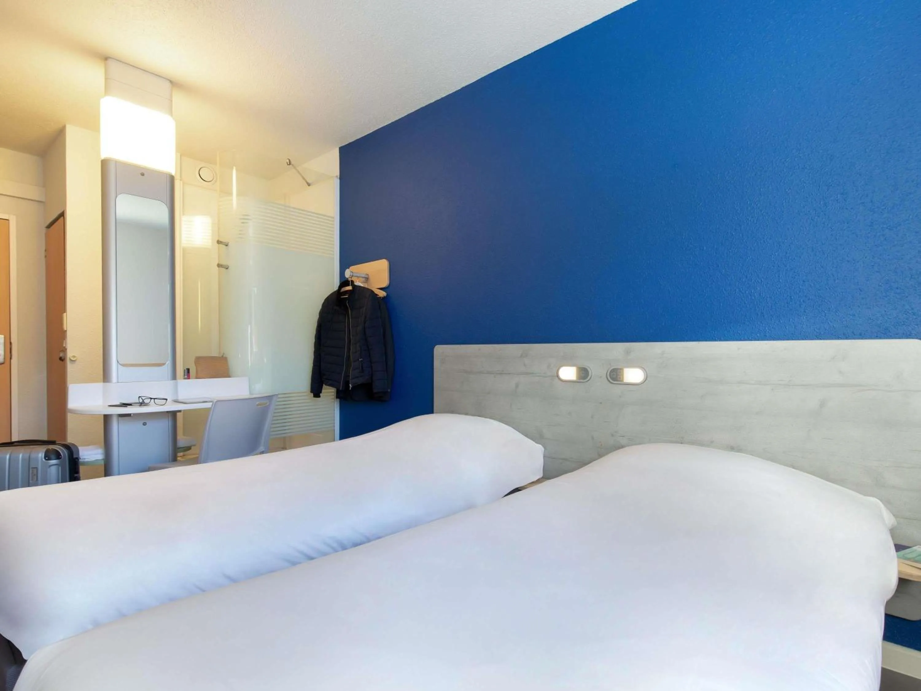 Bedroom, Bed in ibis budget Saint-Maximin