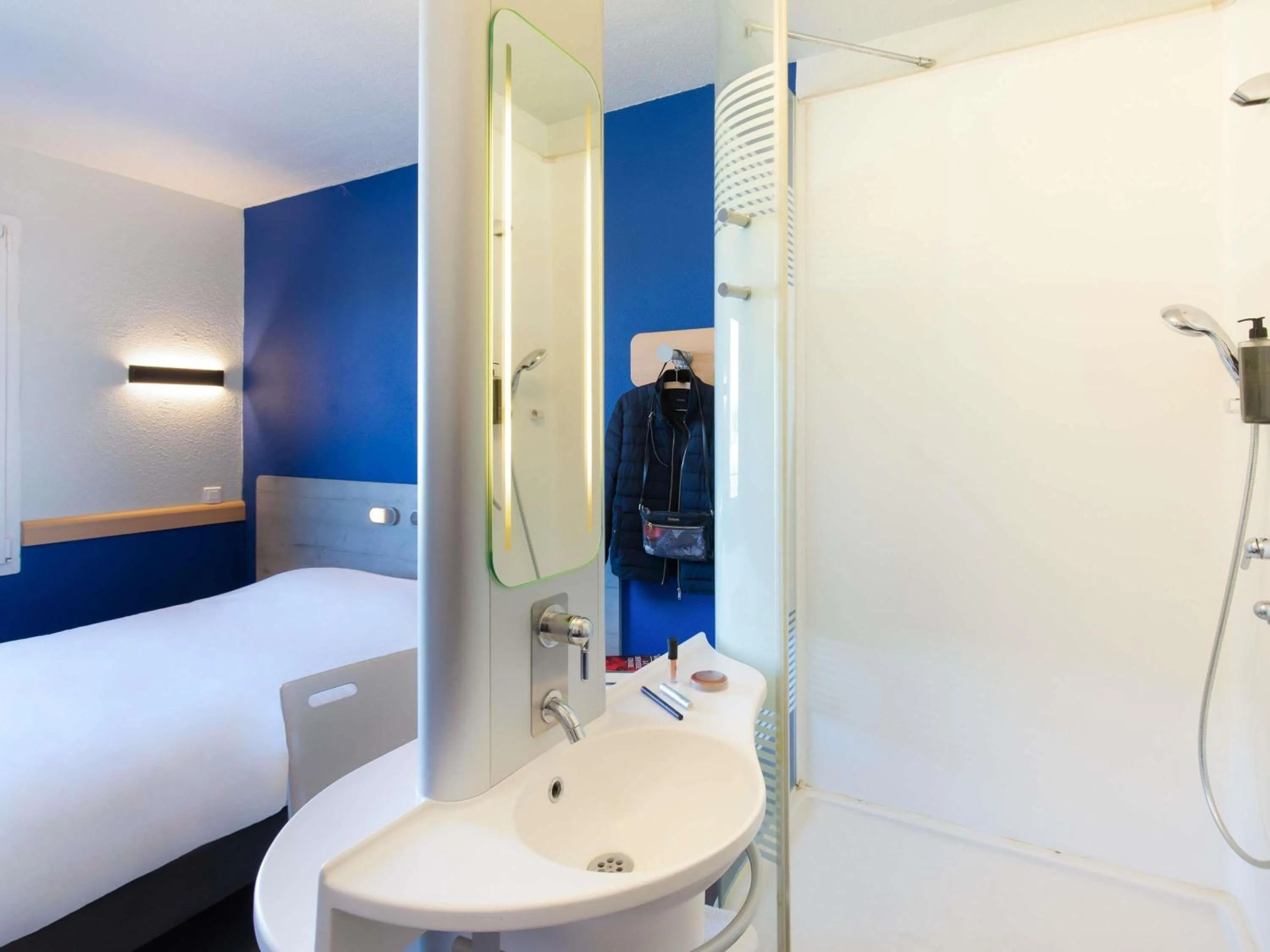 Bedroom, Bed in ibis budget Saint-Maximin