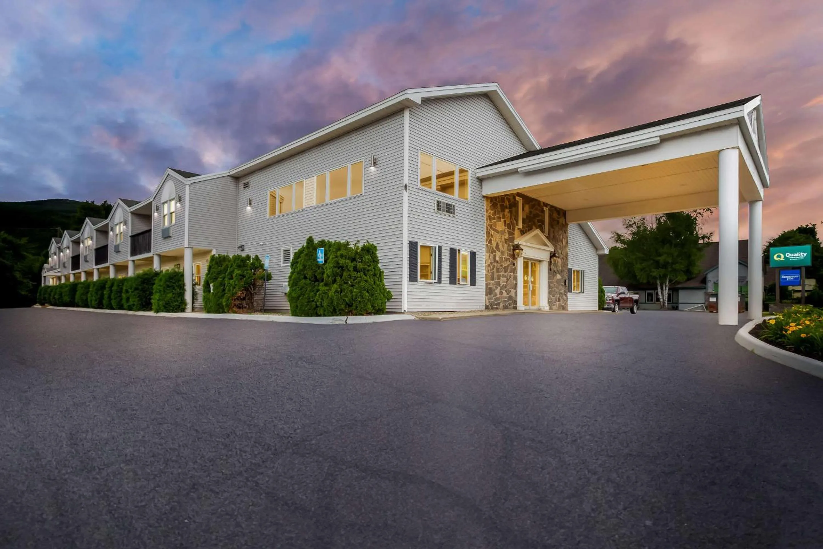 Property building in Rodeway Inn Gorham Riverside