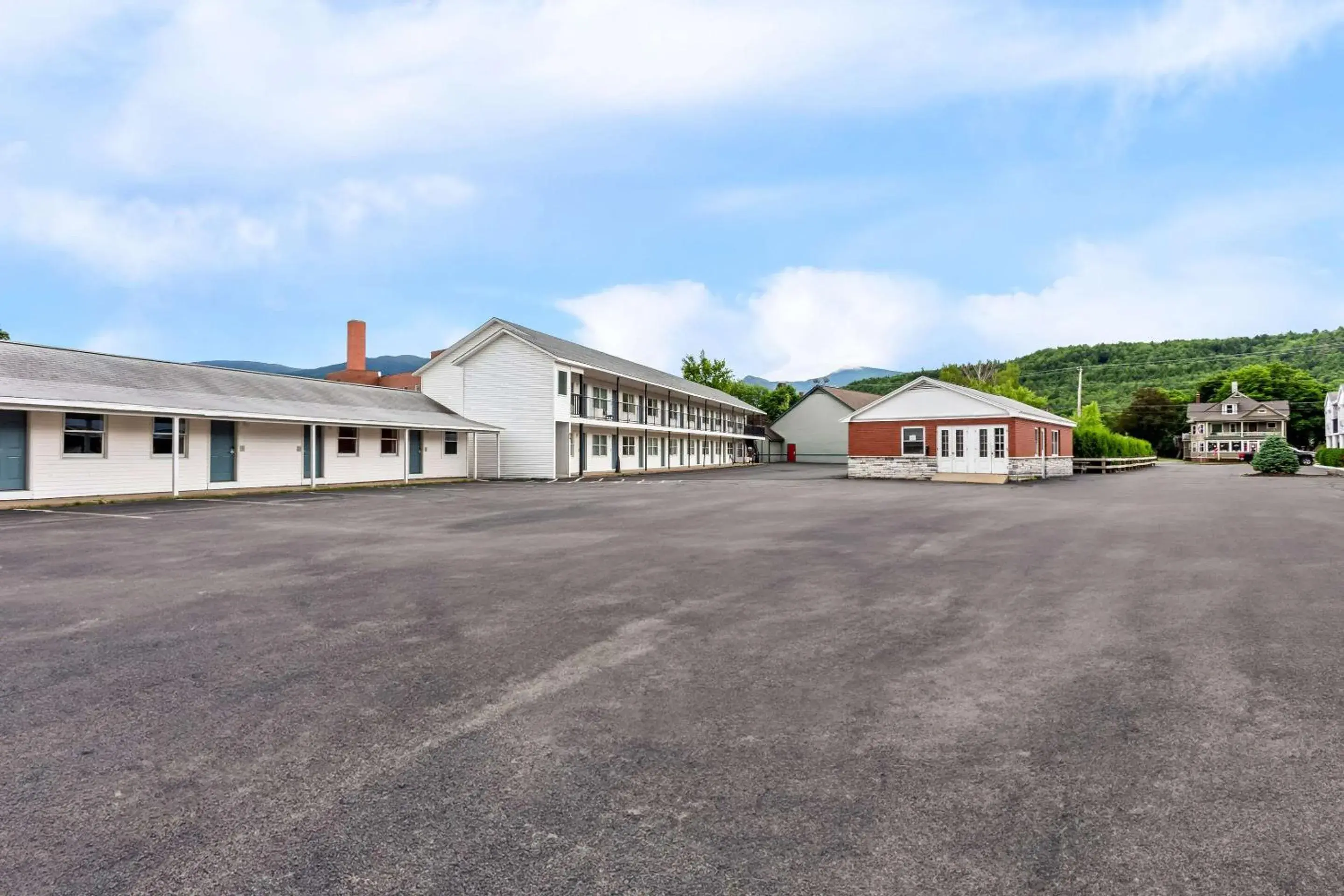 Property building in Rodeway Inn Gorham Riverside Property building in Rodeway Inn Gorham Riverside