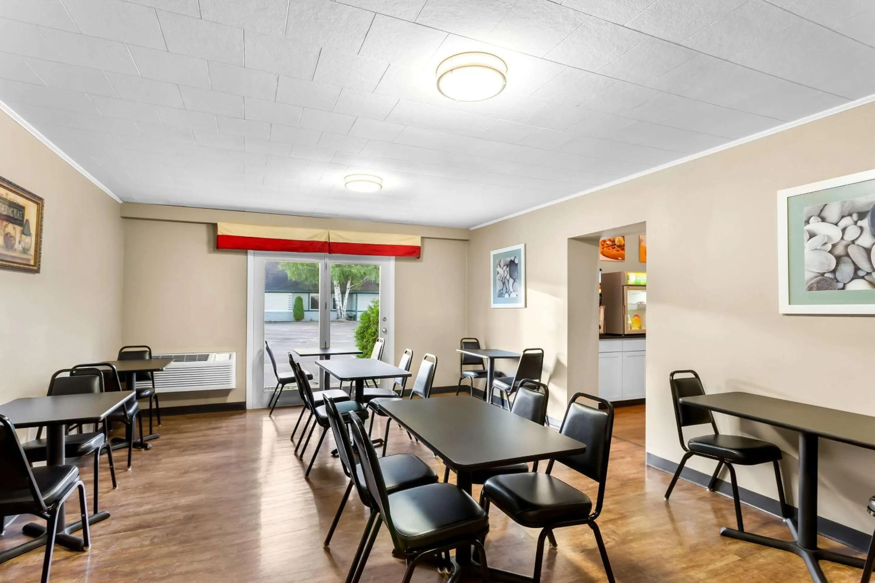 Breakfast in Rodeway Inn Gorham Riverside