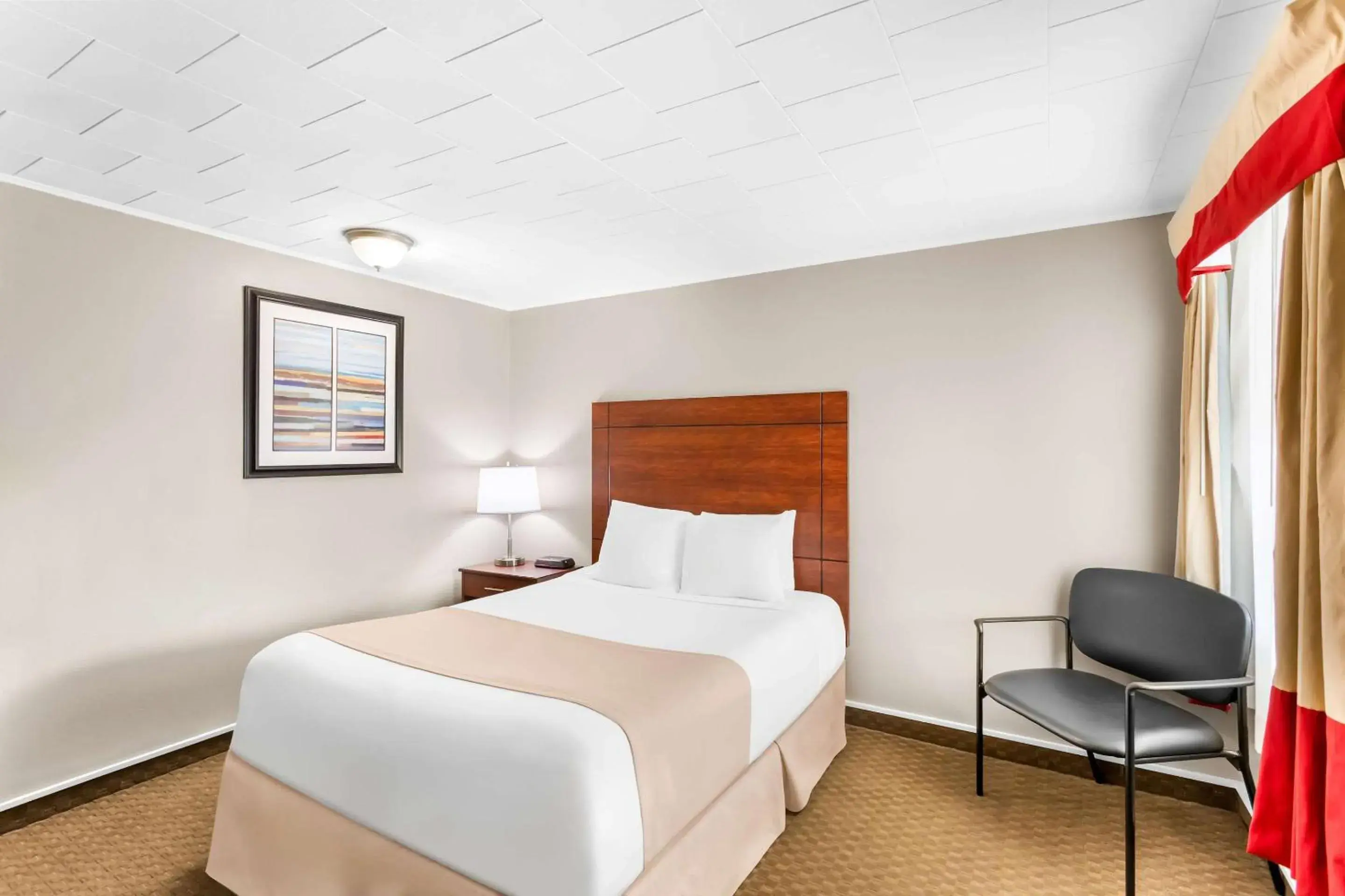 Standard Queen Room - Non-Smoking in Rodeway Inn Gorham Riverside Standard Queen Room - Non-Smoking in Rodeway Inn Gorham Riverside