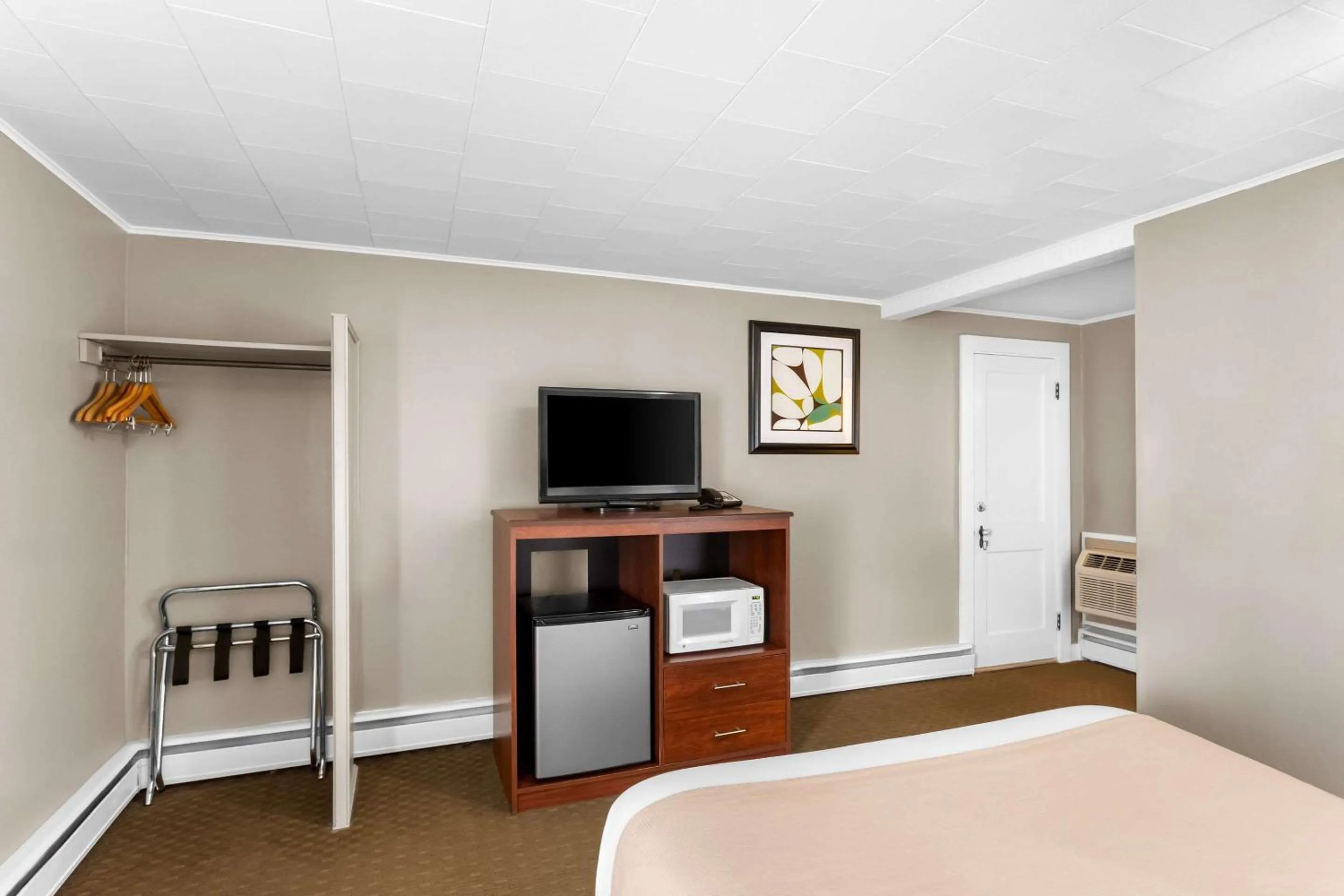 Bedroom, Bed in Rodeway Inn Gorham Riverside