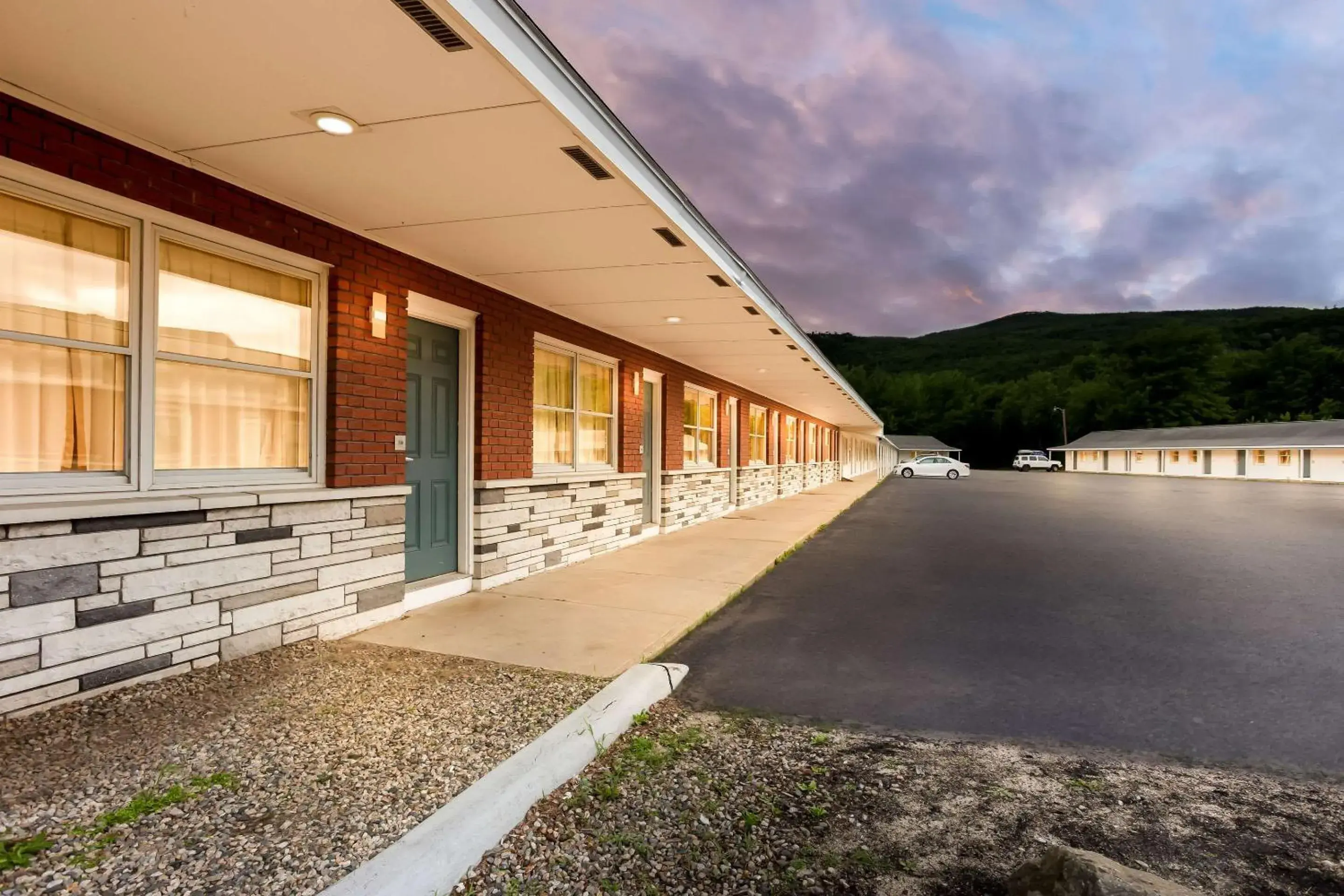 Property building in Rodeway Inn Gorham Riverside Property building in Rodeway Inn Gorham Riverside