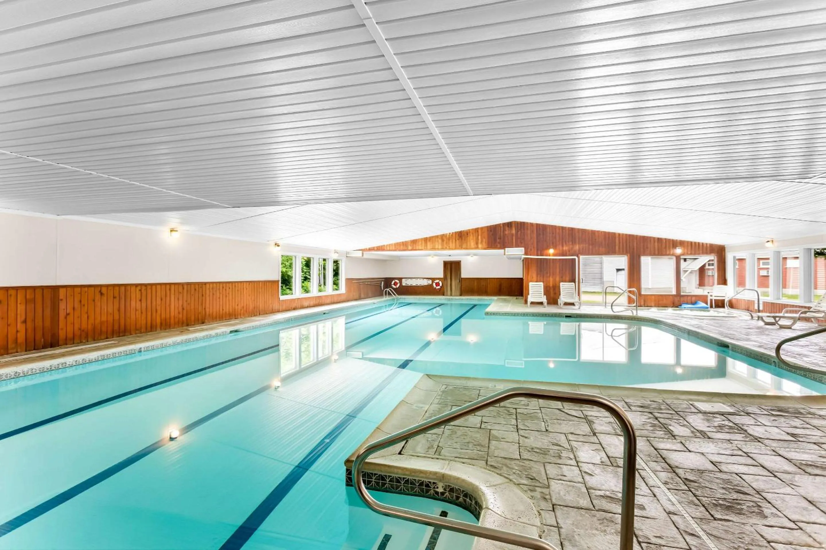 Swimming pool in Rodeway Inn Gorham Riverside