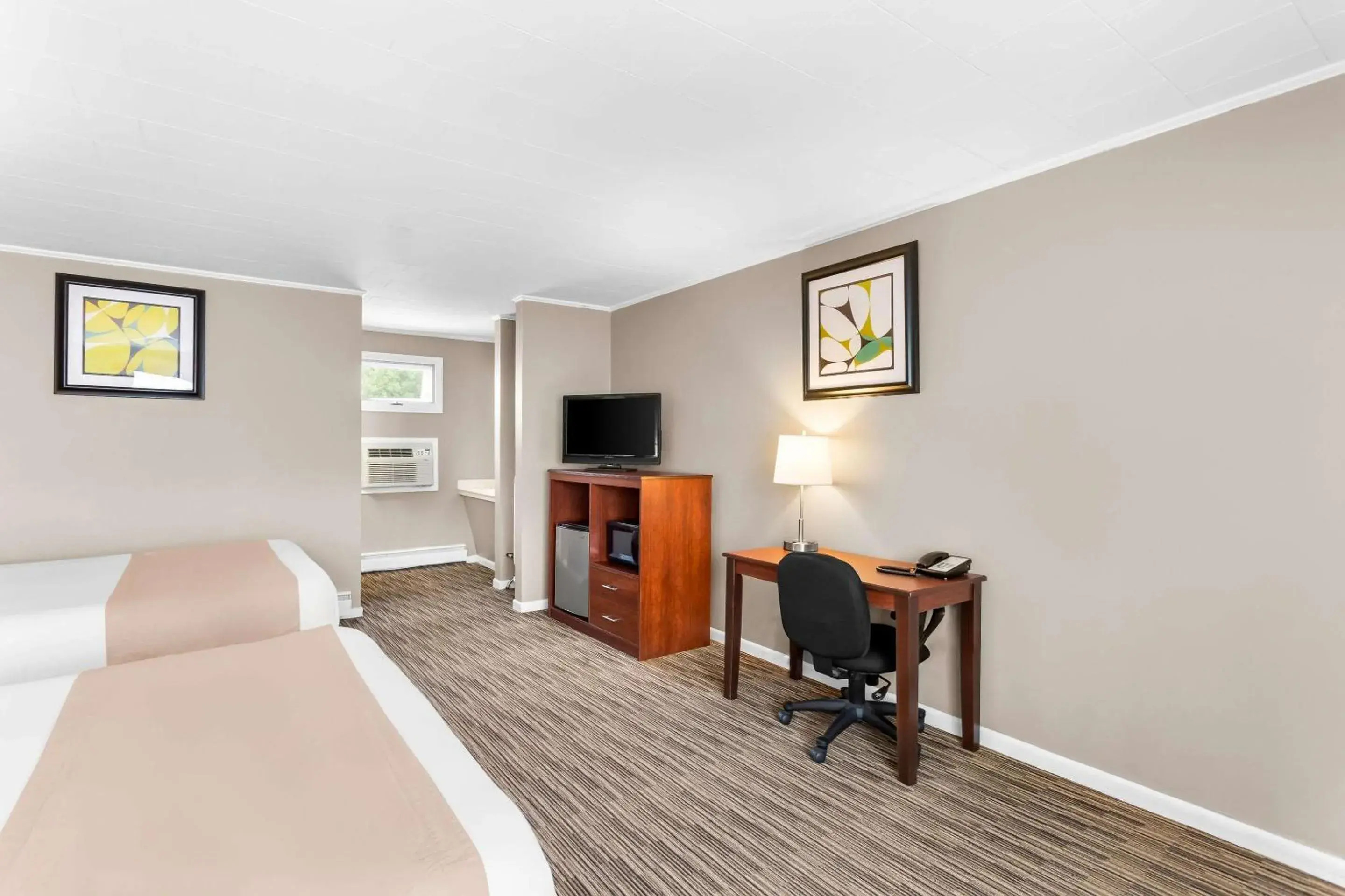 Queen Room with Two Queen Beds - Top Floor/Non Smoking in Rodeway Inn Gorham Riverside Queen Room with Two Queen Beds - Top Floor/Non Smoking in Rodeway Inn Gorham Riverside