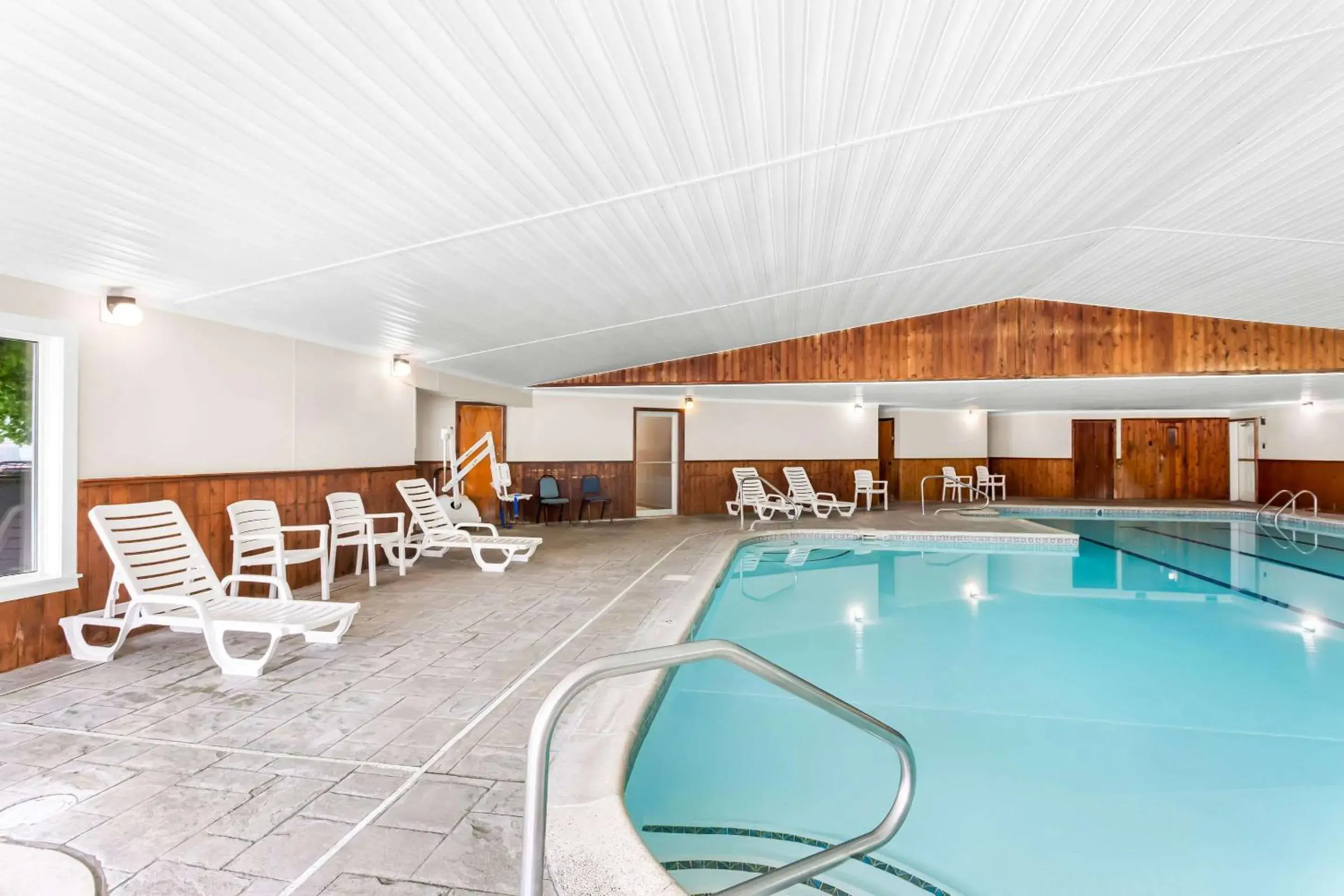 Swimming pool in Rodeway Inn Gorham Riverside Swimming pool in Rodeway Inn Gorham Riverside