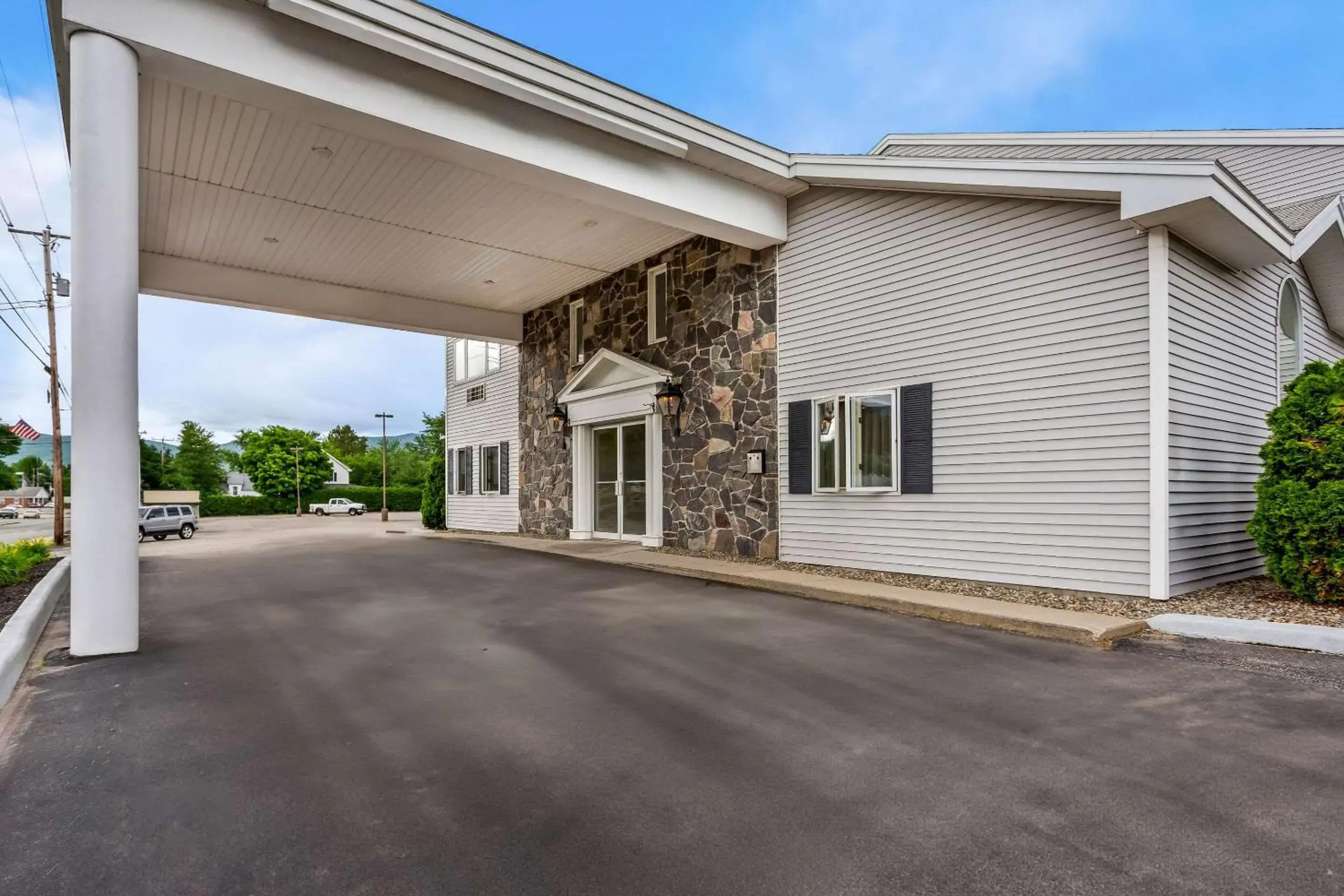 Property building in Rodeway Inn Gorham Riverside Property building in Rodeway Inn Gorham Riverside