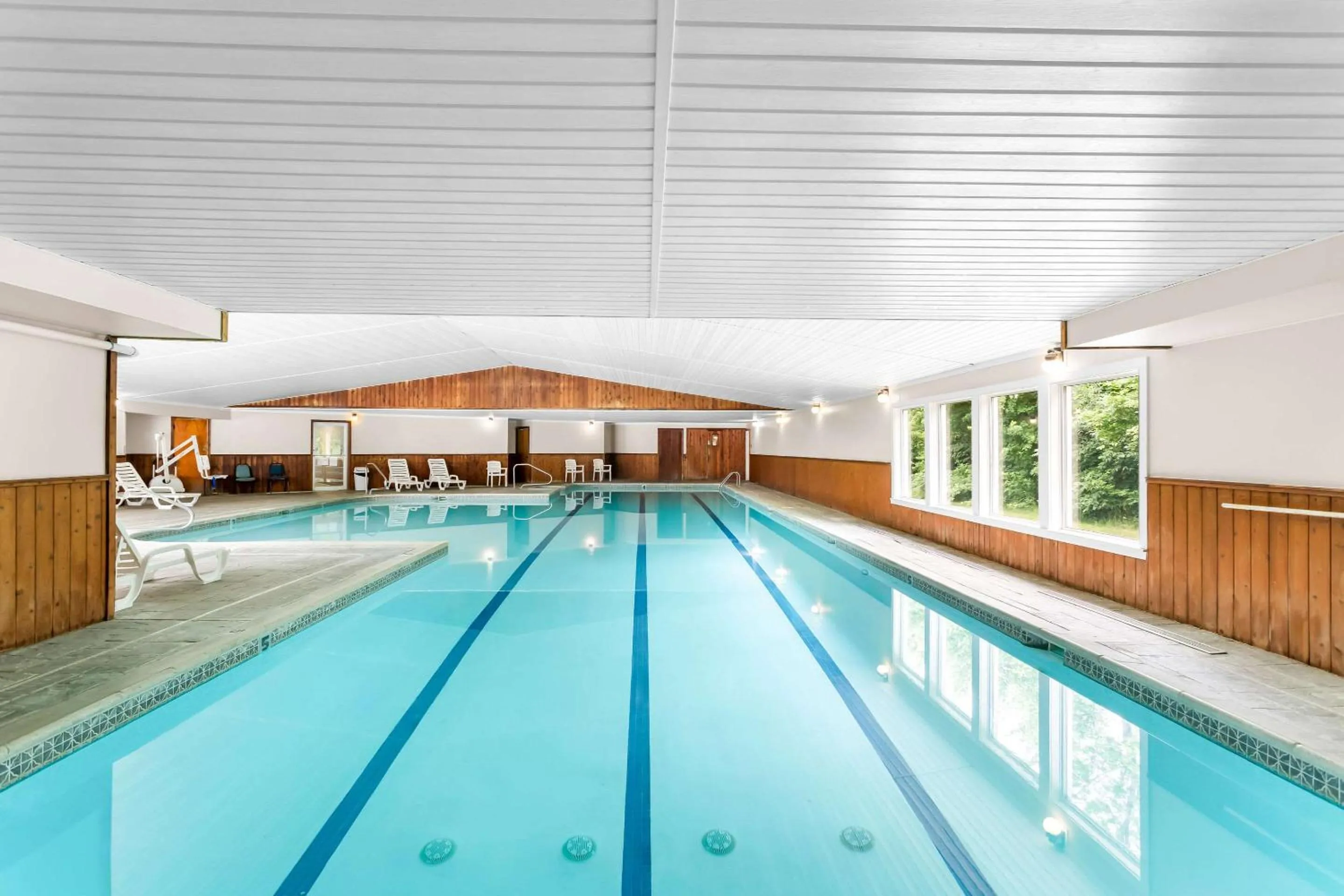 Swimming pool in Rodeway Inn Gorham Riverside