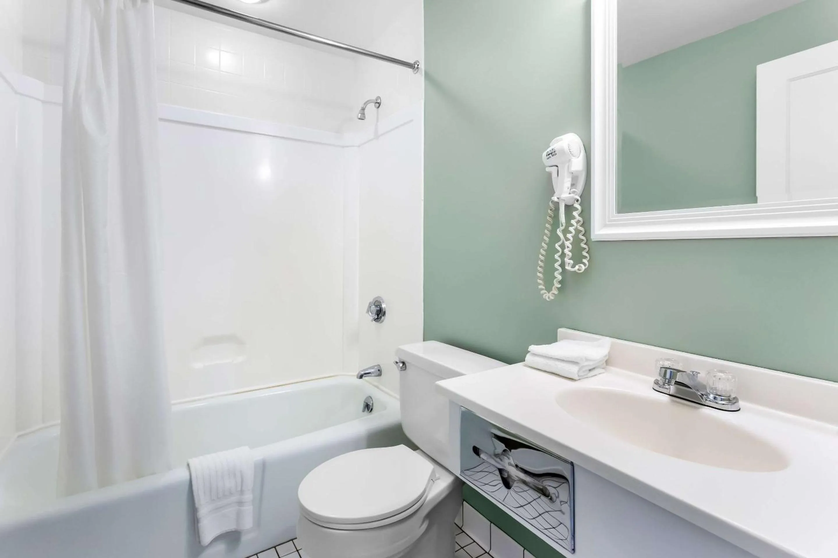 Bedroom in Rodeway Inn Gorham Riverside