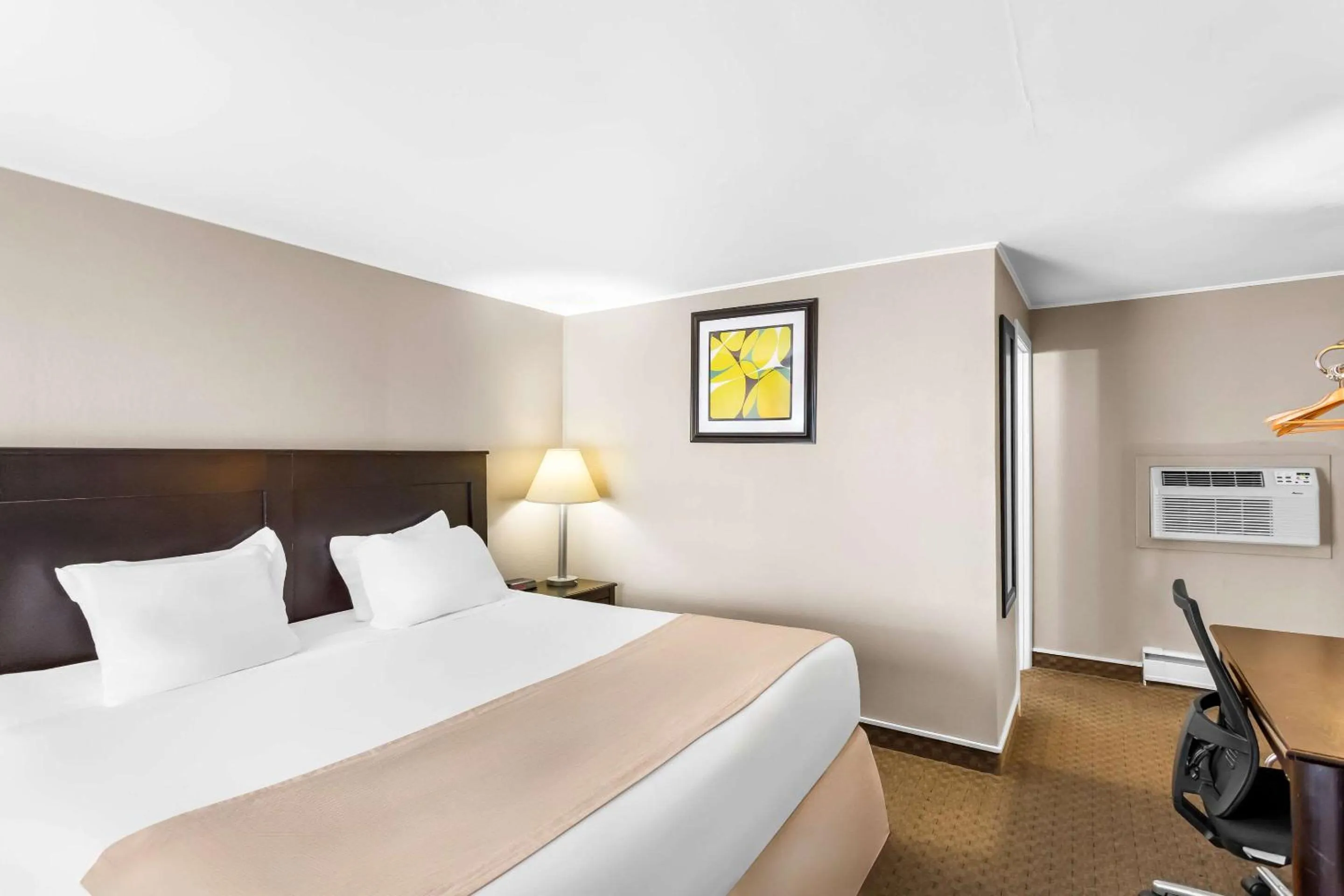 Bedroom, Bed in Rodeway Inn Gorham Riverside