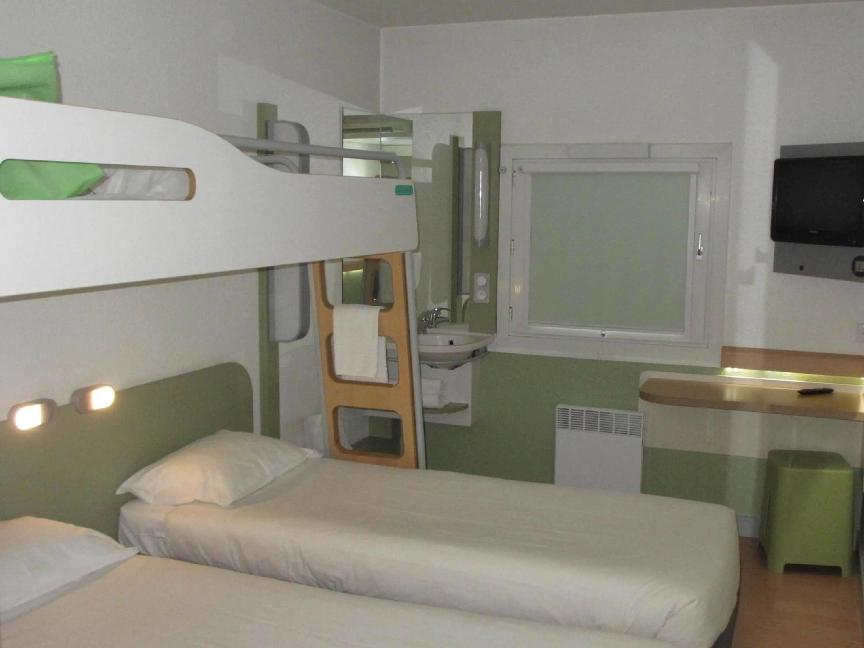 Bedroom, Bed in IBIS Budget Aix en Provence Est Le Canet