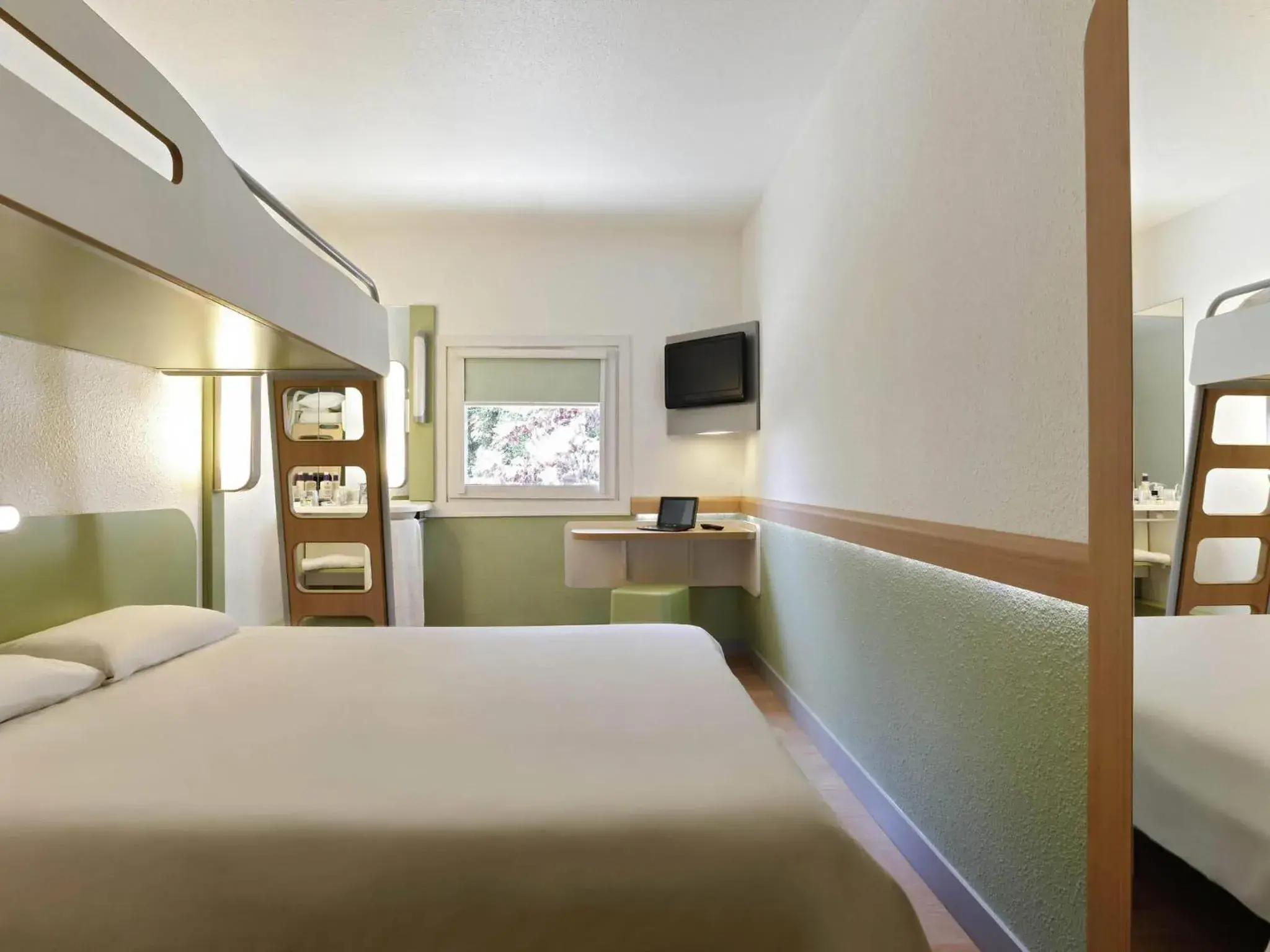 Standard Triple Room in IBIS Budget Aix en Provence Est Le Canet Standard Triple Room in IBIS Budget Aix en Provence Est Le Canet