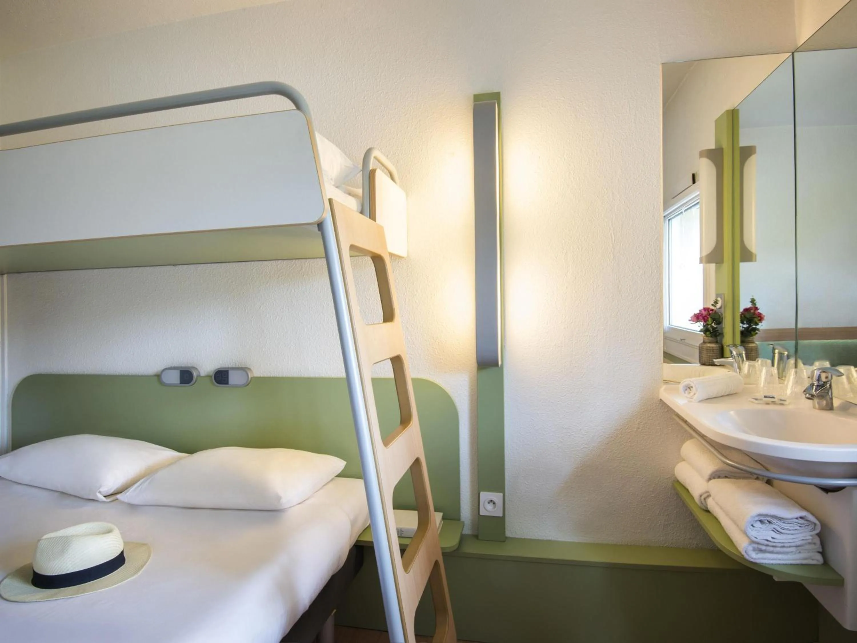 Bedroom, Bed in IBIS Budget Aix en Provence Est Le Canet
