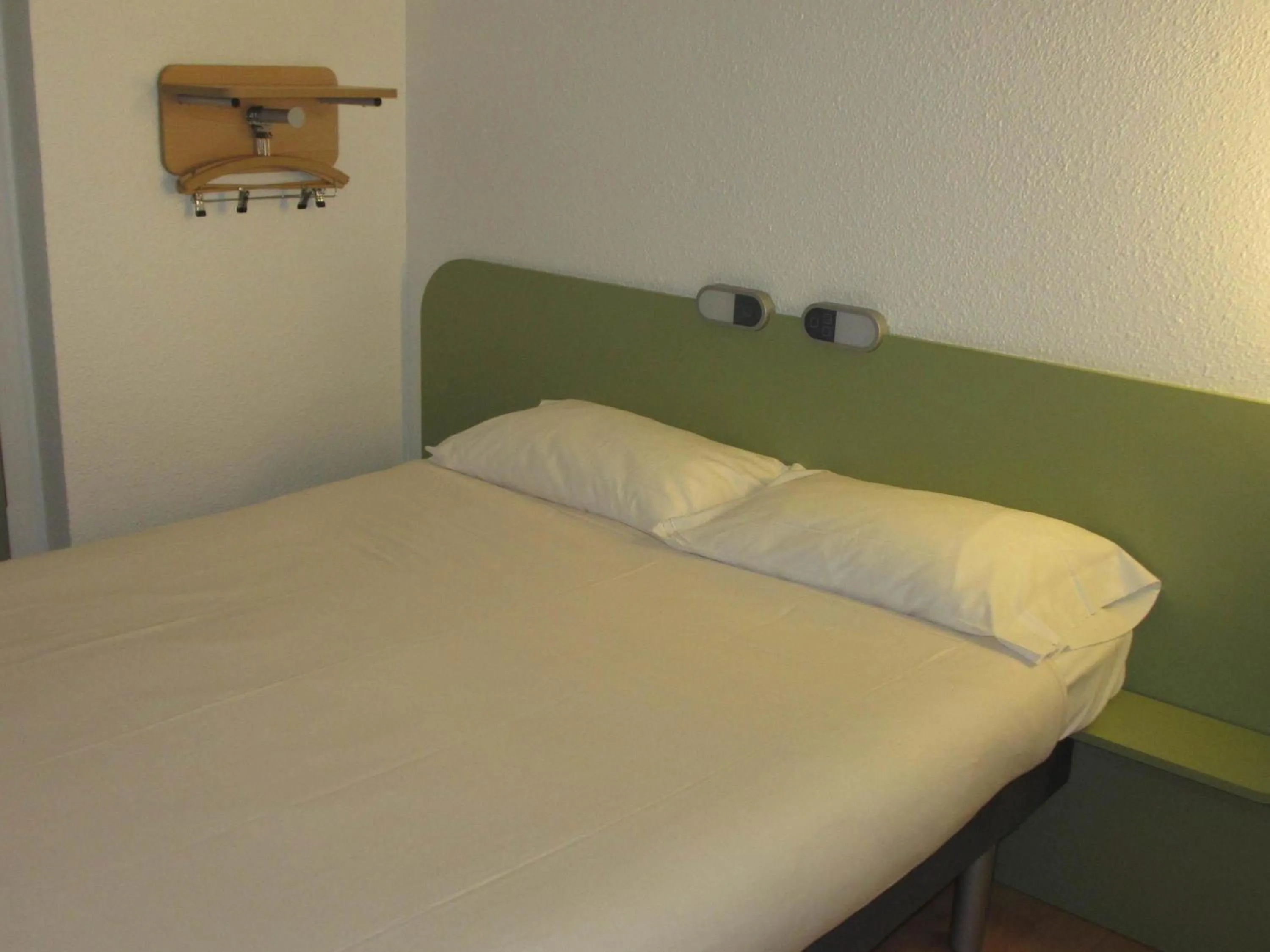 Bedroom, Bed in IBIS Budget Aix en Provence Est Le Canet