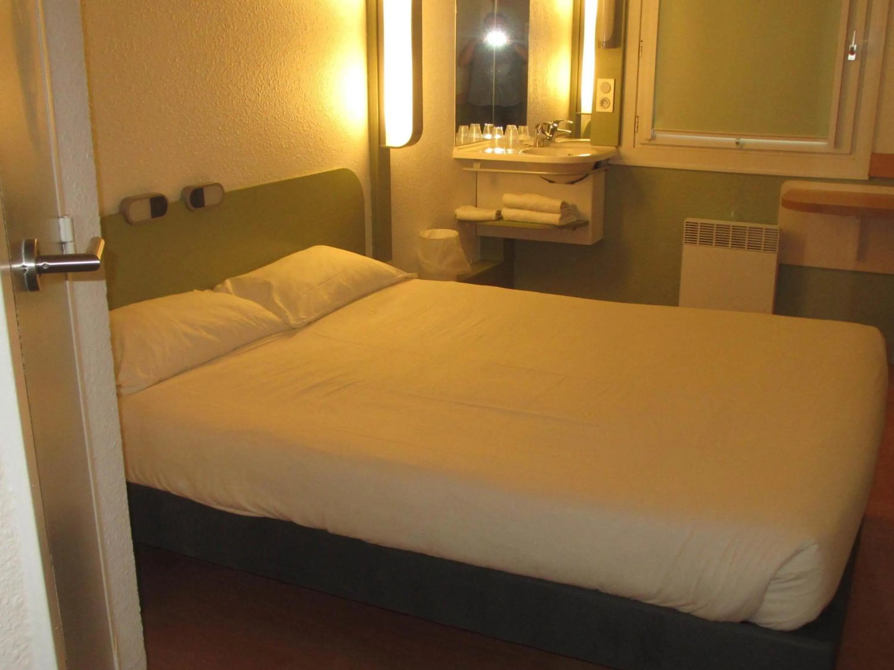 Bedroom, Bed in IBIS Budget Aix en Provence Est Le Canet