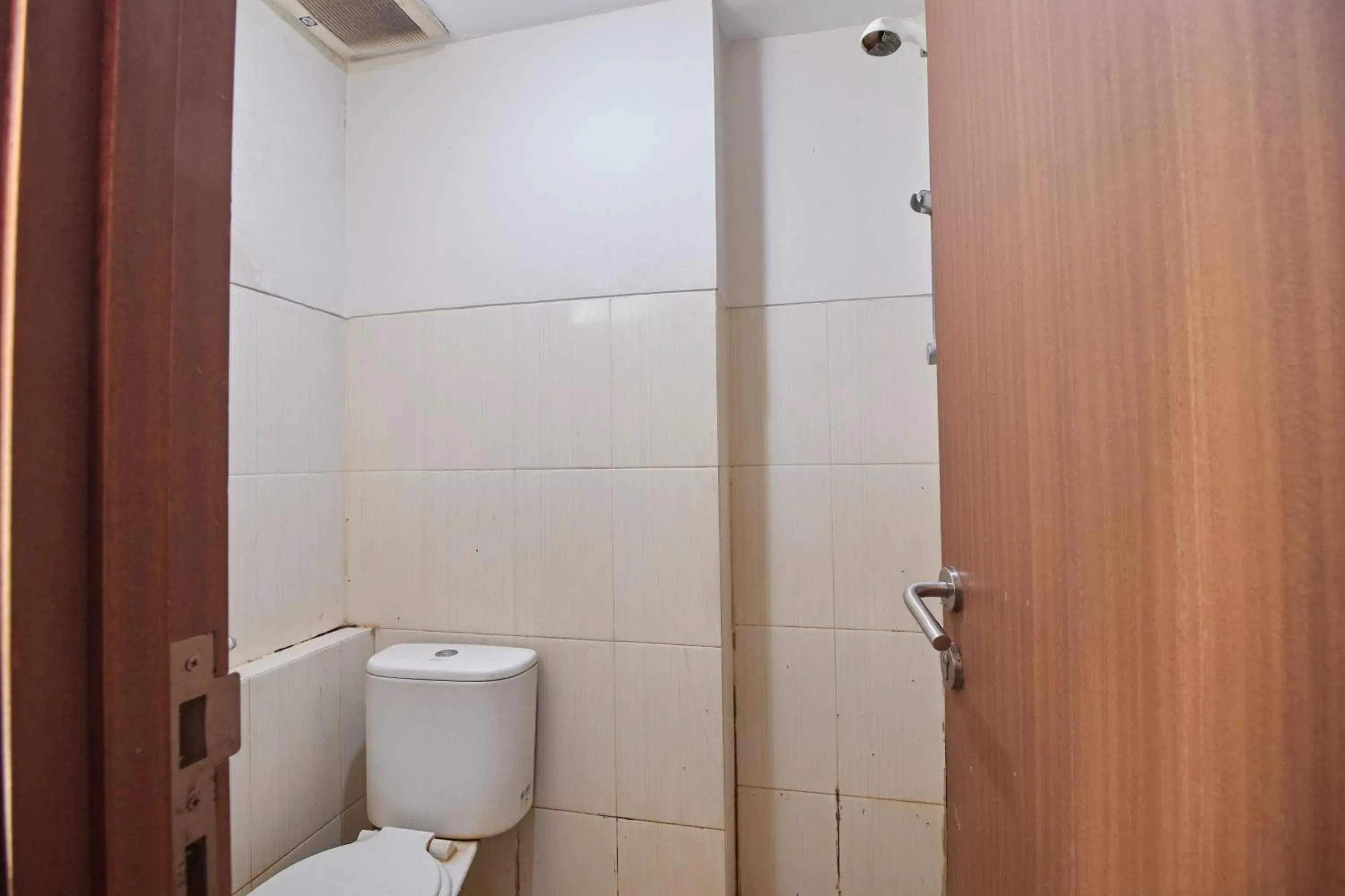 Bathroom in Apartment Green Lake View Ciputat by Celebrity Room Bathroom in Apartment Green Lake View Ciputat by Celebrity Room