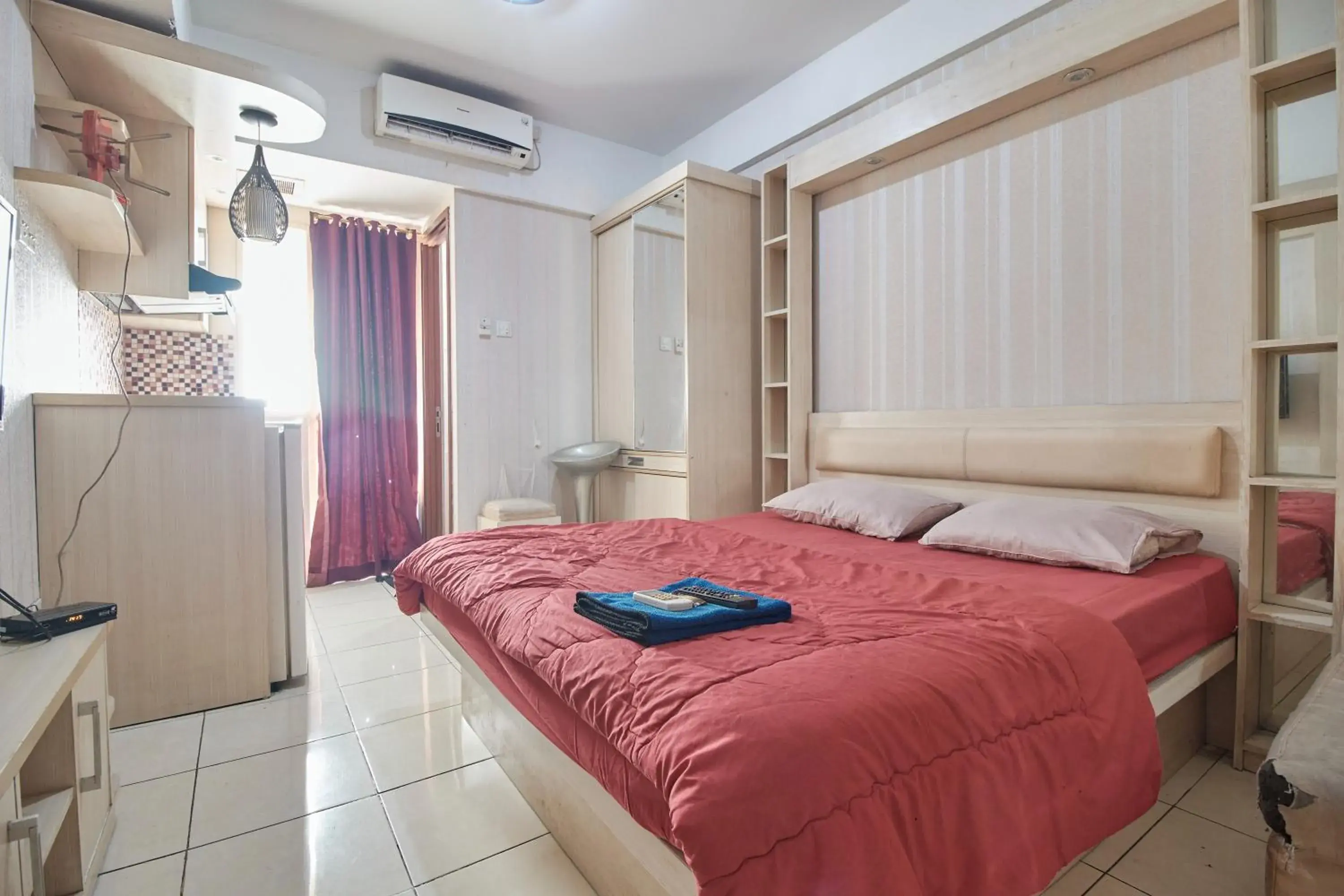 Bed in Apartment Green Lake View Ciputat by Celebrity Room Bed in Apartment Green Lake View Ciputat by Celebrity Room