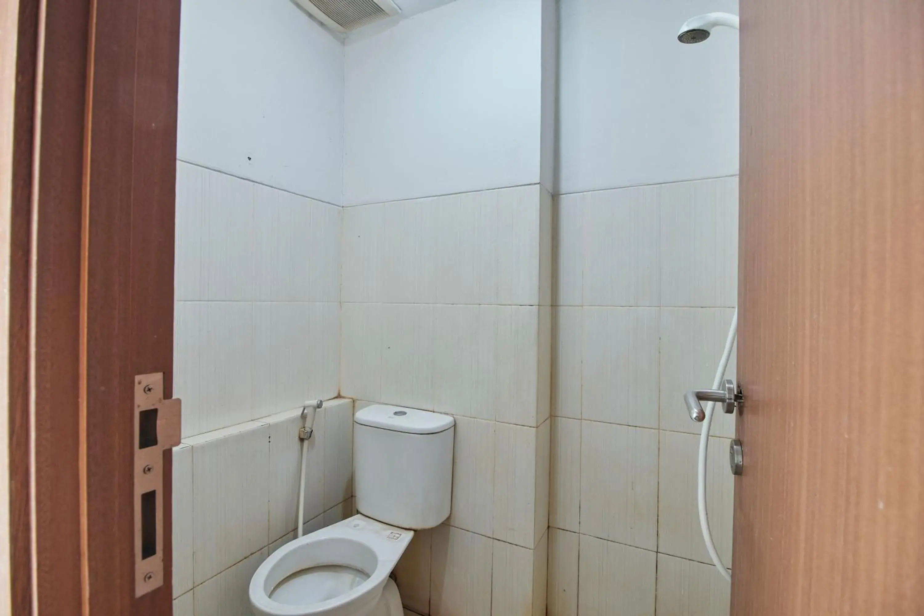 Bathroom in Apartment Green Lake View Ciputat by Celebrity Room Bathroom in Apartment Green Lake View Ciputat by Celebrity Room