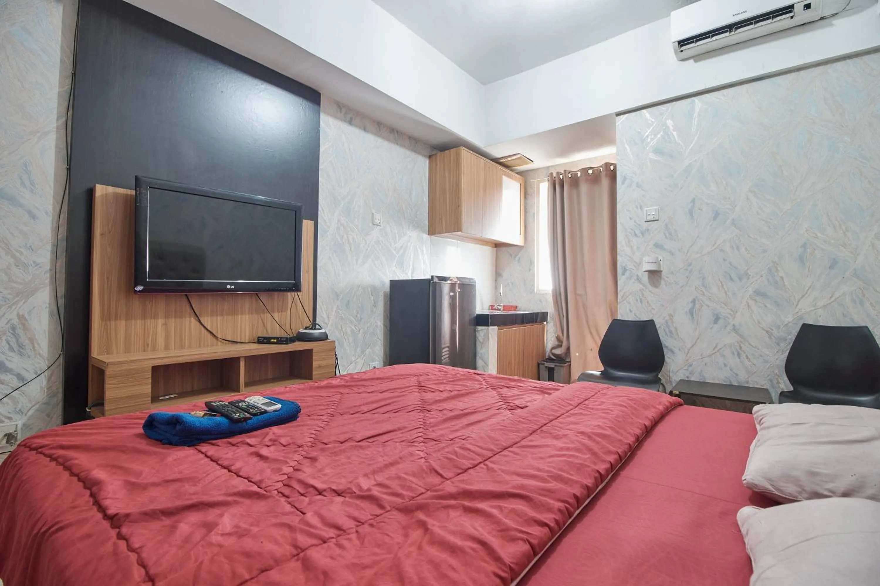 Bed in Apartment Green Lake View Ciputat by Celebrity Room