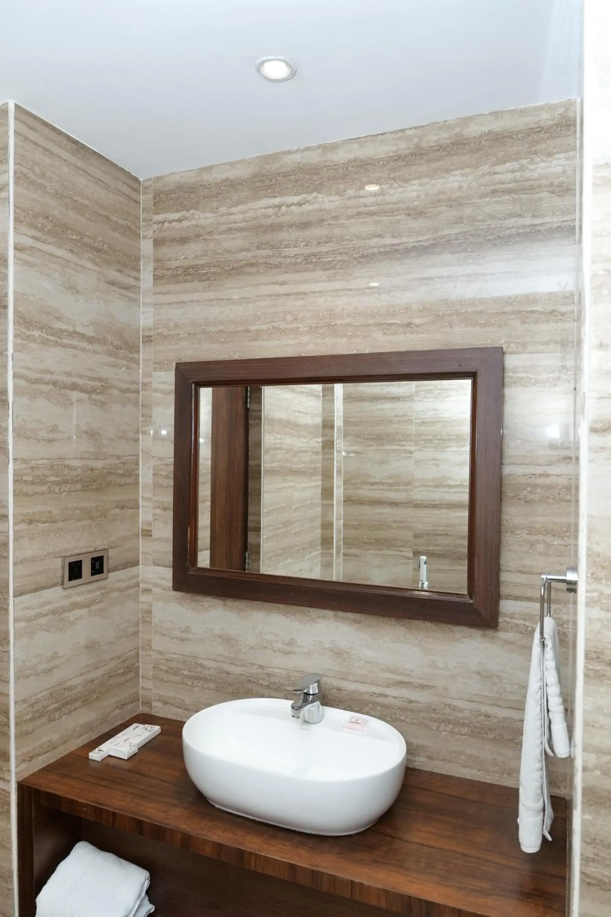 King Room - single occupancy in HOTEL MENAAL RESIDENCY King Room - single occupancy in HOTEL MENAAL RESIDENCY
