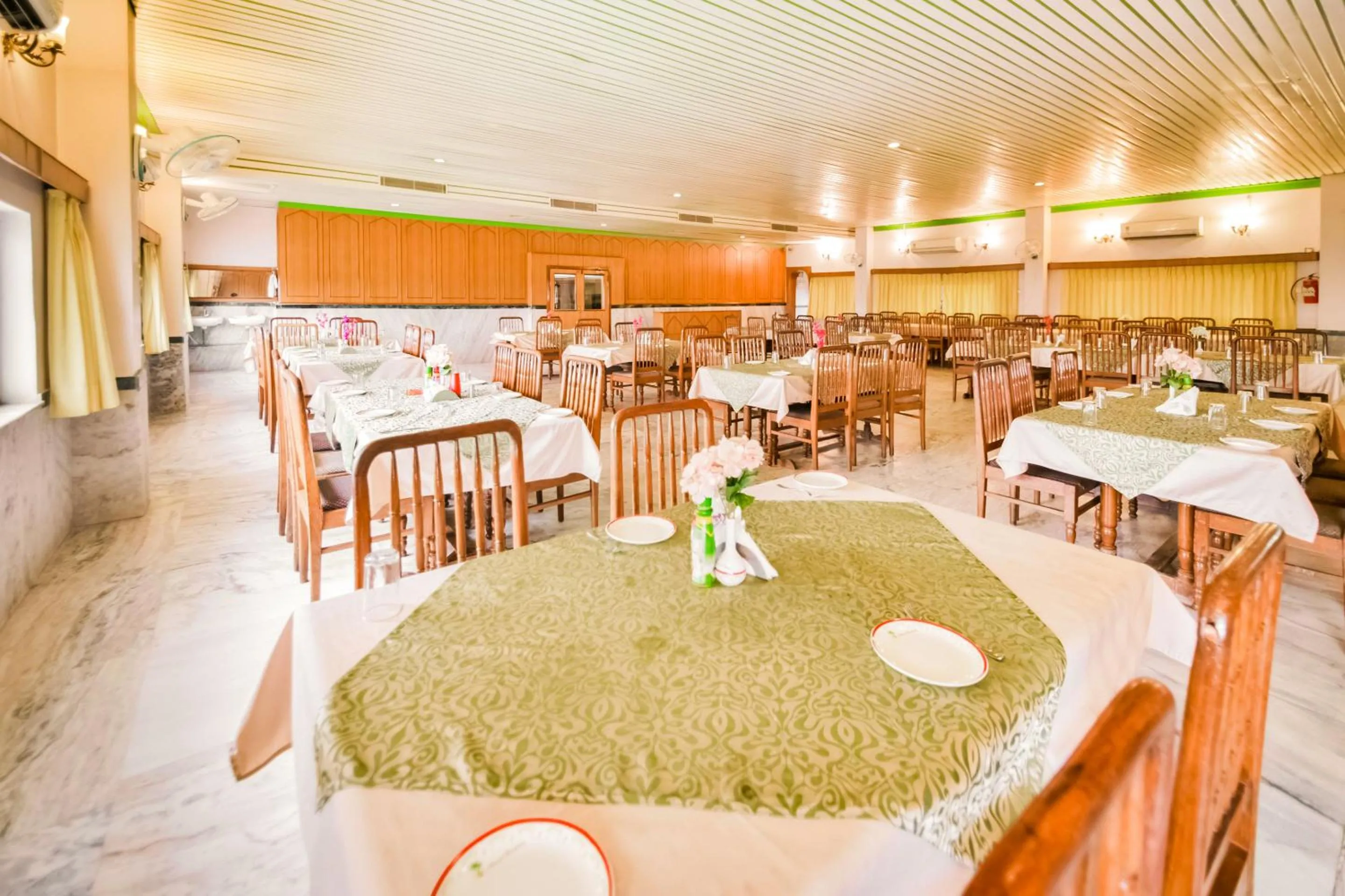 Restaurant/places to eat in HOTEL MENAAL RESIDENCY