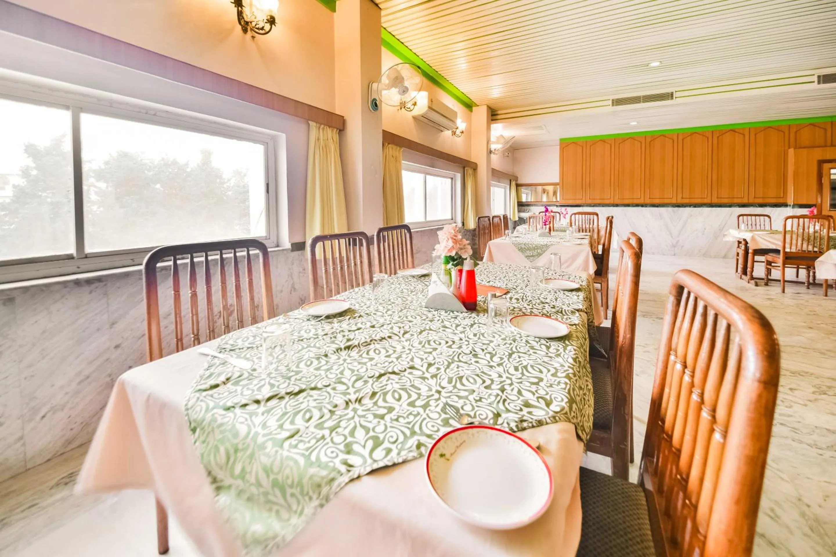 Restaurant/places to eat in HOTEL MENAAL RESIDENCY