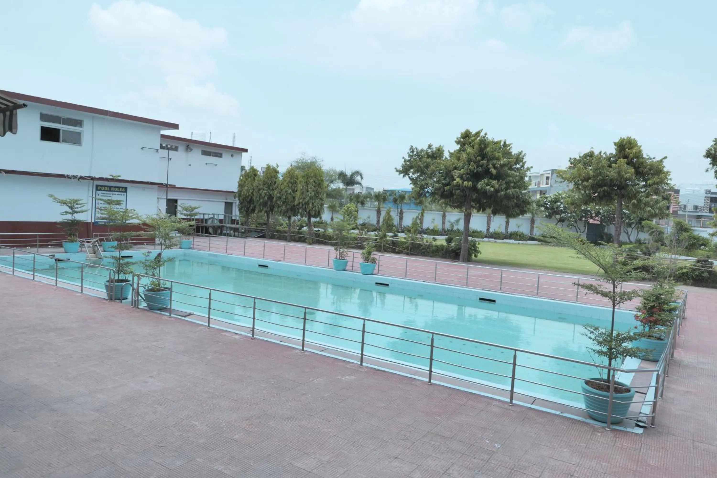 Swimming pool in HOTEL MENAAL RESIDENCY