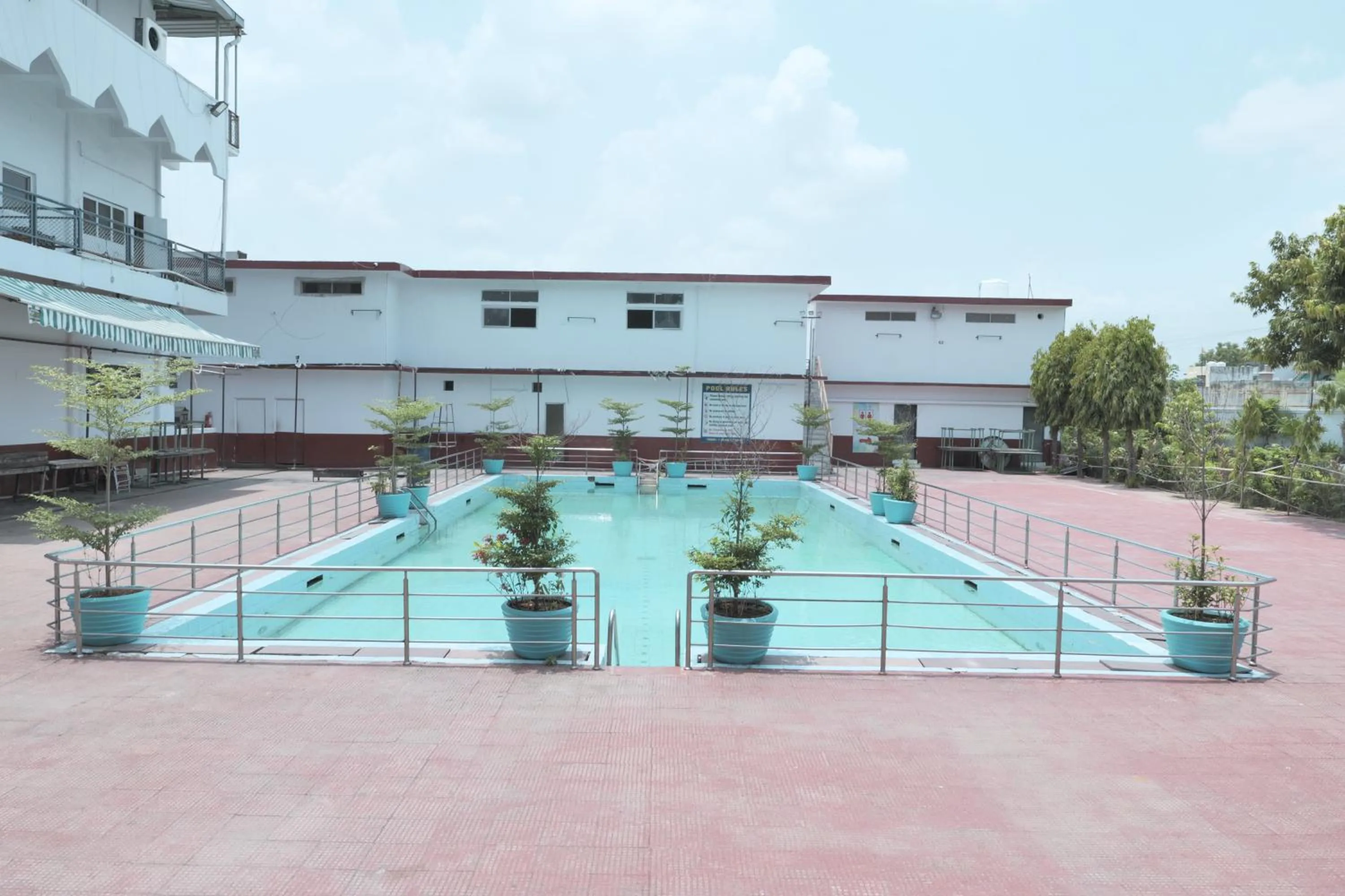 Swimming pool in HOTEL MENAAL RESIDENCY