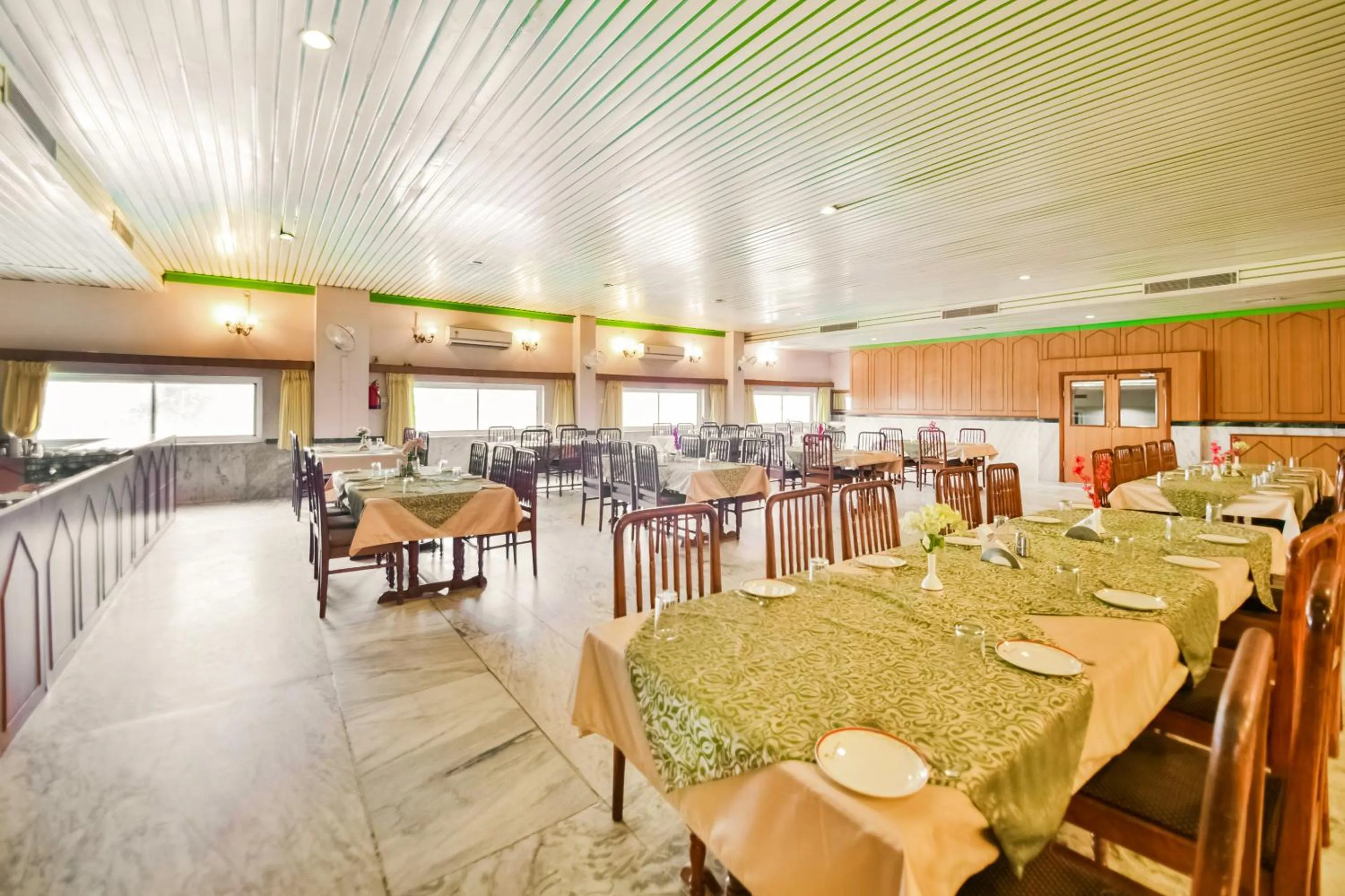 Restaurant/places to eat in HOTEL MENAAL RESIDENCY