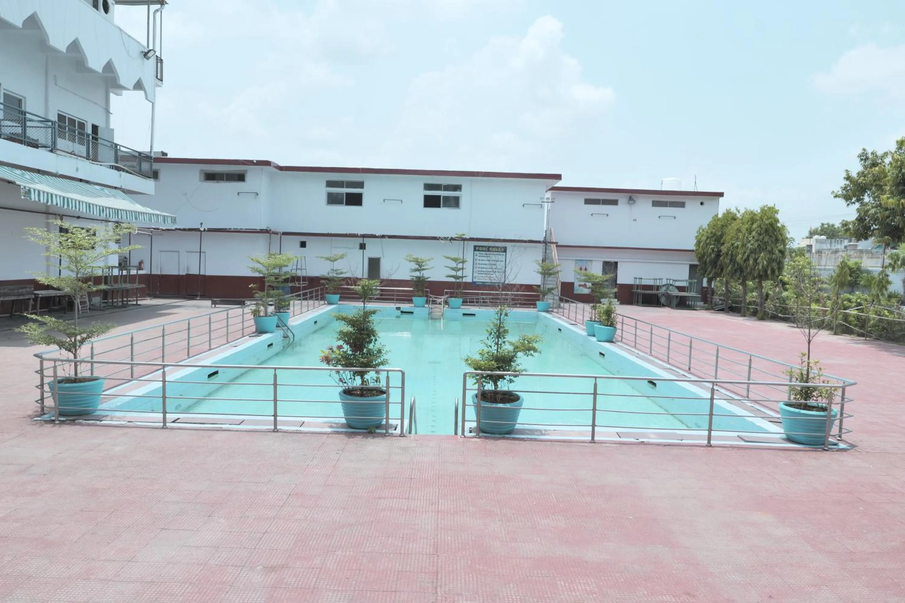 Swimming pool in HOTEL MENAAL RESIDENCY
