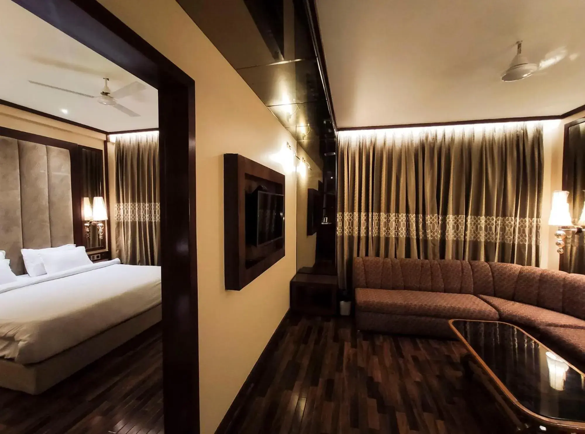 King Suite - single occupancy in HOTEL MENAAL RESIDENCY King Suite - single occupancy in HOTEL MENAAL RESIDENCY