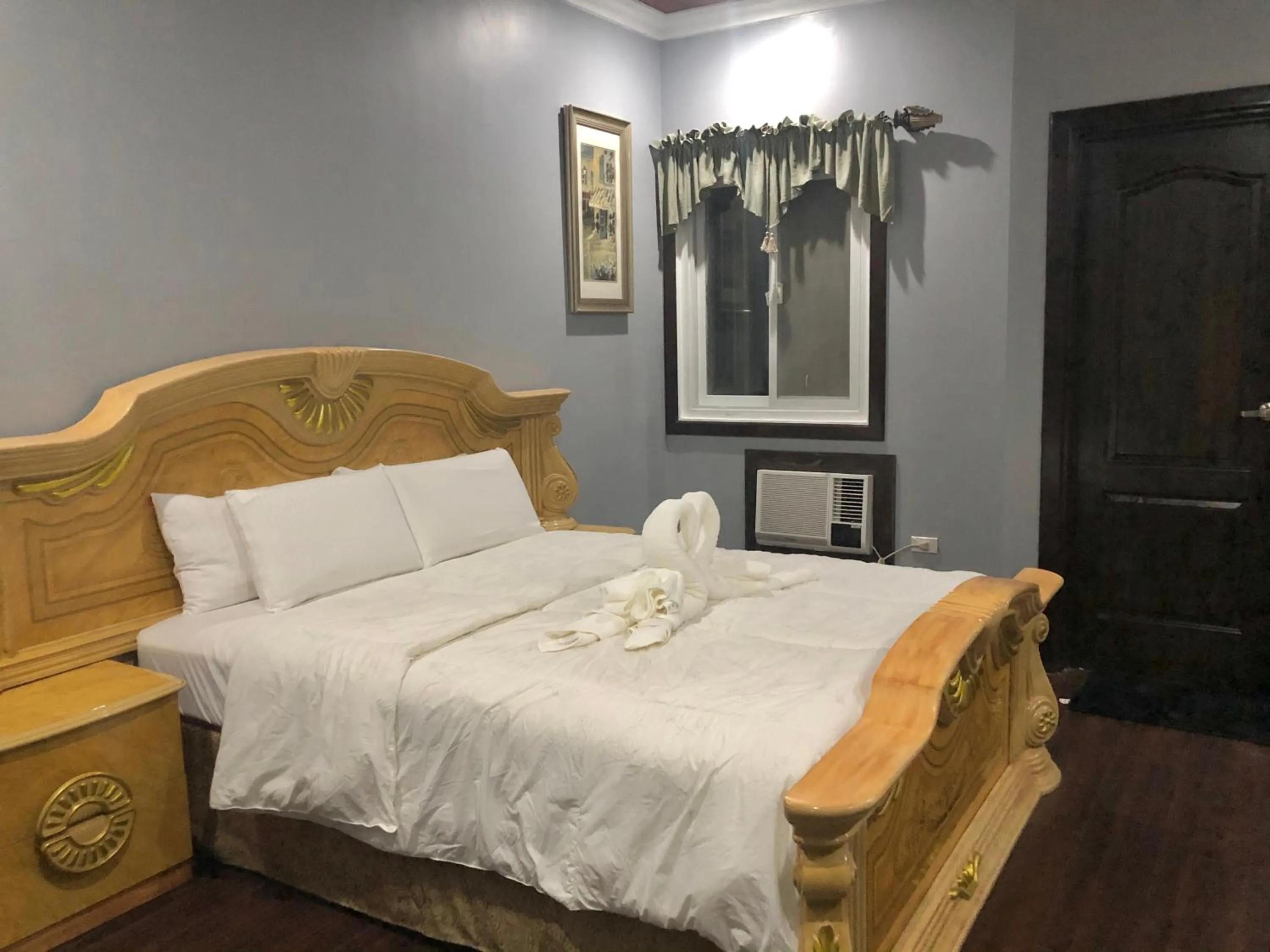 Bed in Seacliff Suites Hotel and Resort