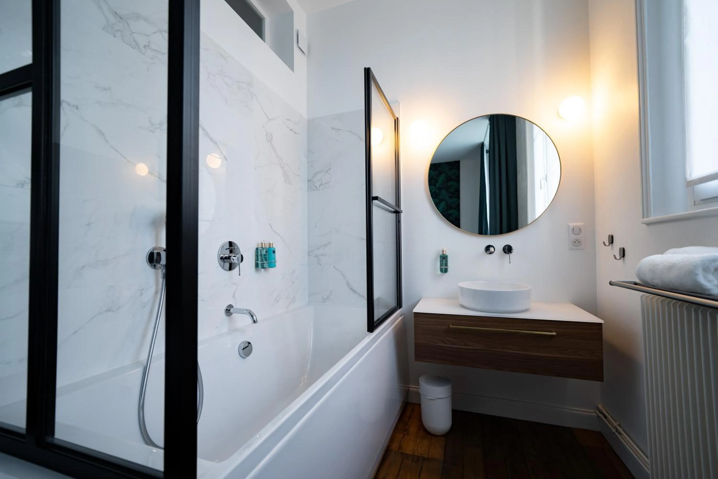 Bathroom, Bed in Centre ville - Appartement 3 chambres & Terrasse - La Clé des Sacres
