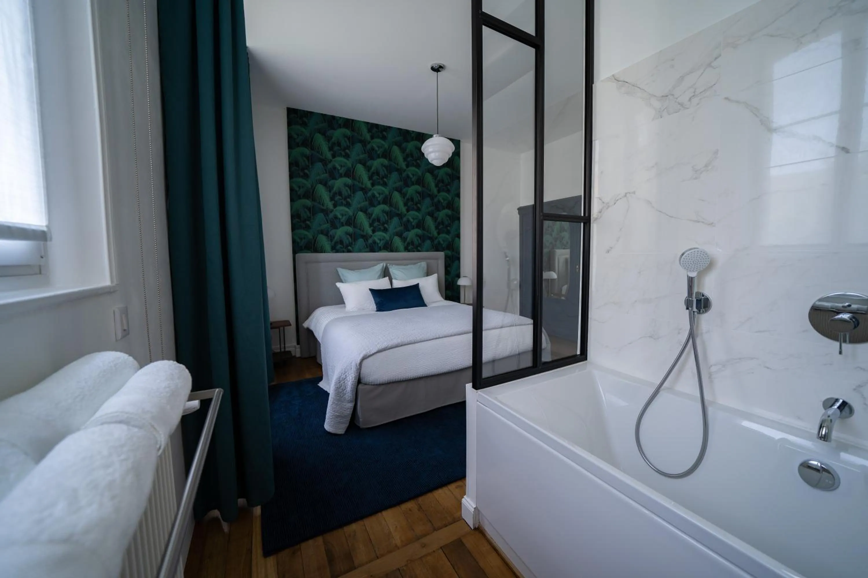 Bedroom, Bed in Centre ville - Appartement 3 chambres & Terrasse - La Clé des Sacres