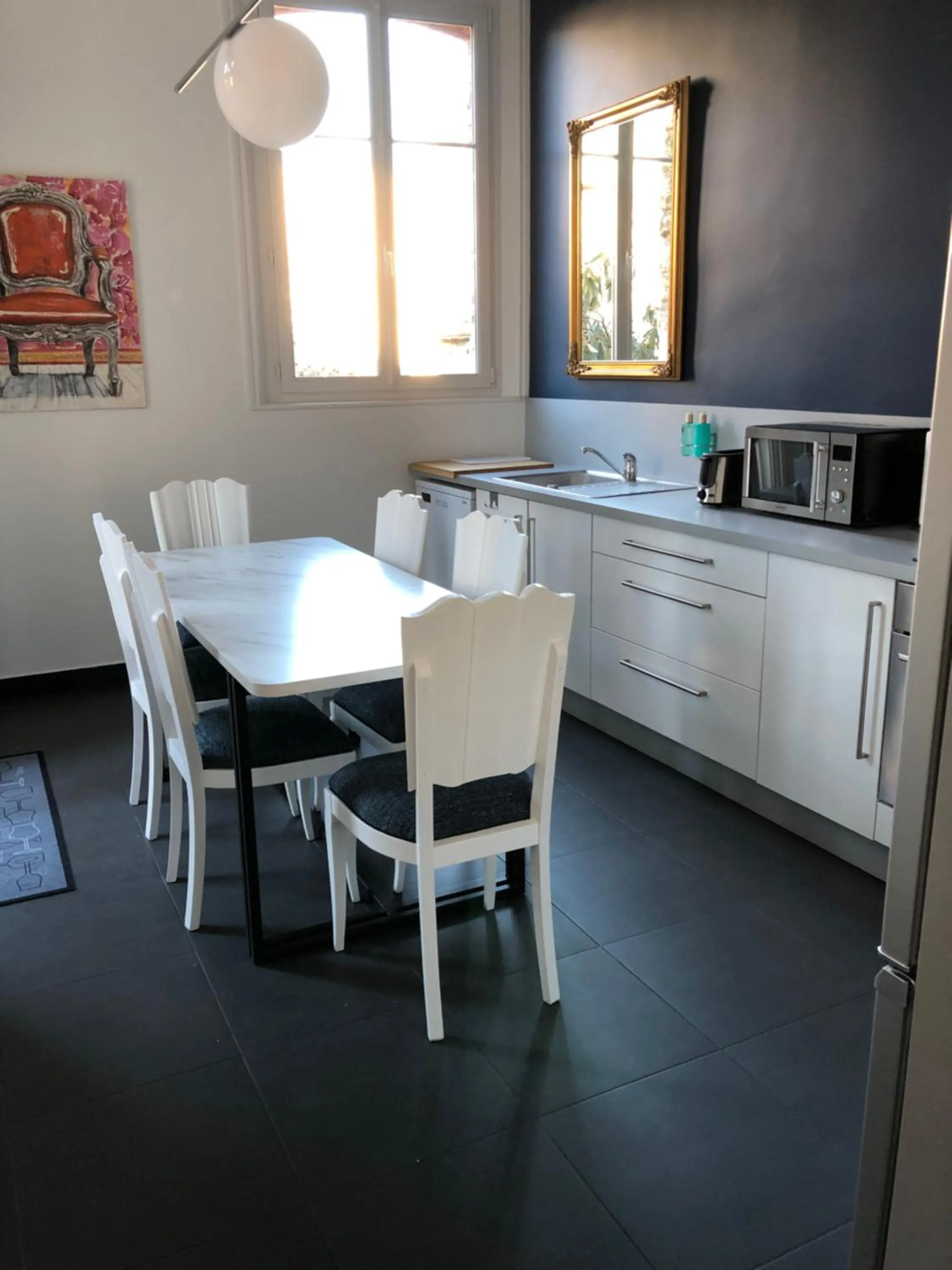 Kitchen or kitchenette in Centre ville - Appartement 3 chambres & Terrasse - La Clé des Sacres