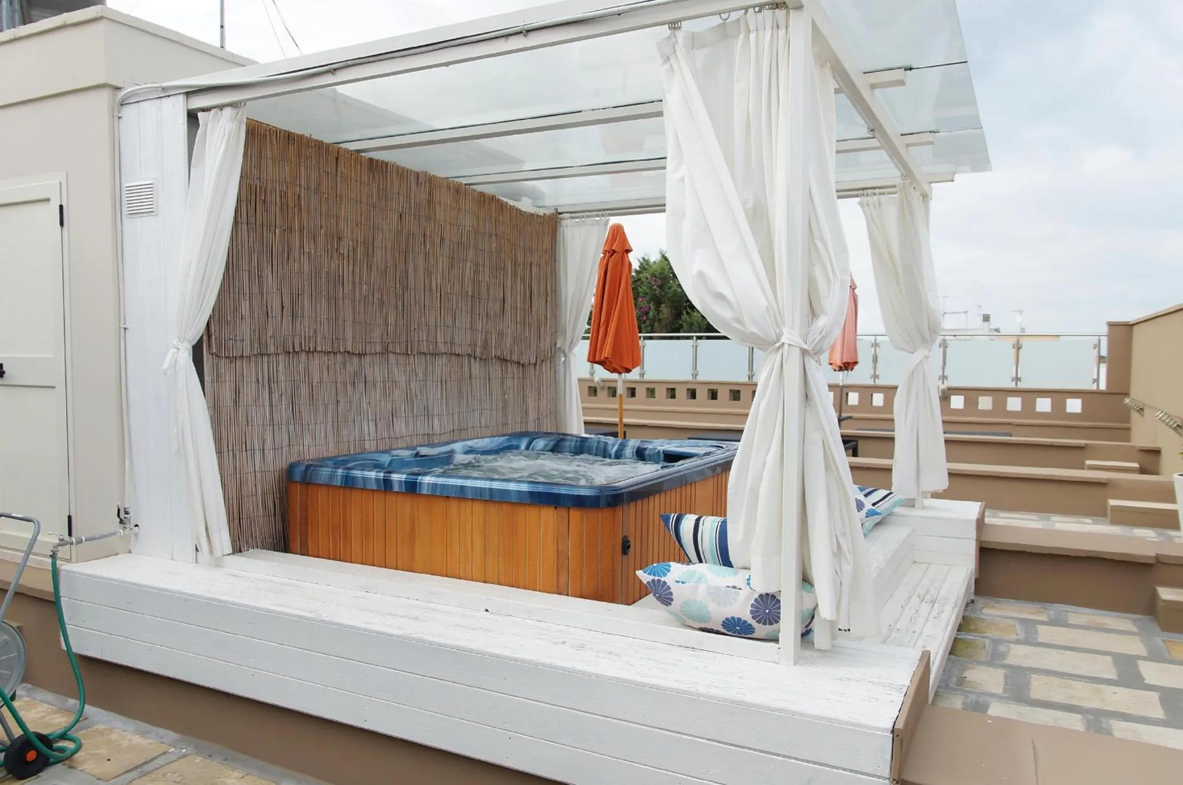 Hot Tub in B&B Alixia