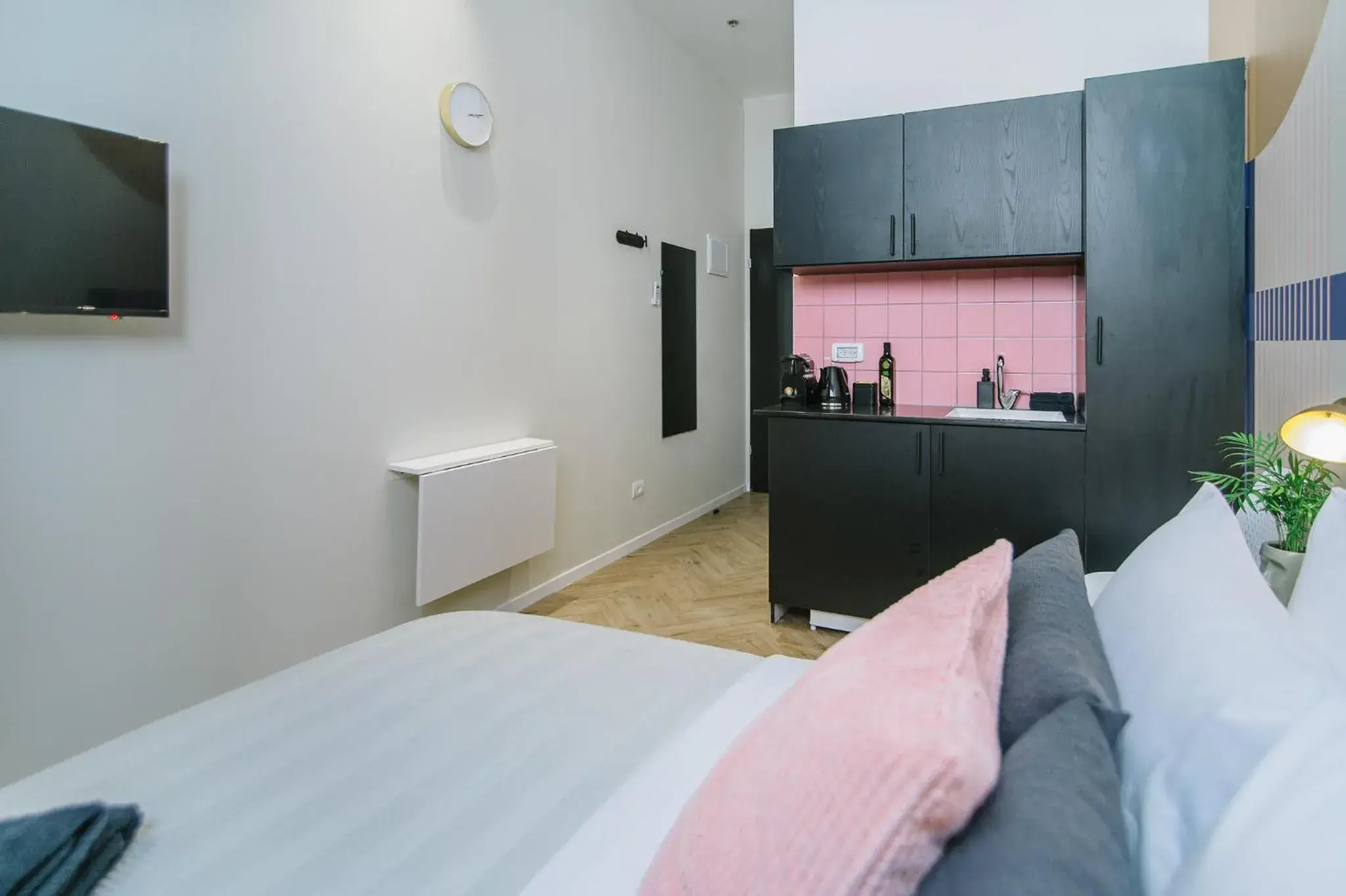 Side by side Studio rooms (no connecting door) in Colorbox - by Loginn Tel-Avivian hotels Side by side Studio rooms (no connecting door) in Colorbox - by Loginn Tel-Avivian hotels