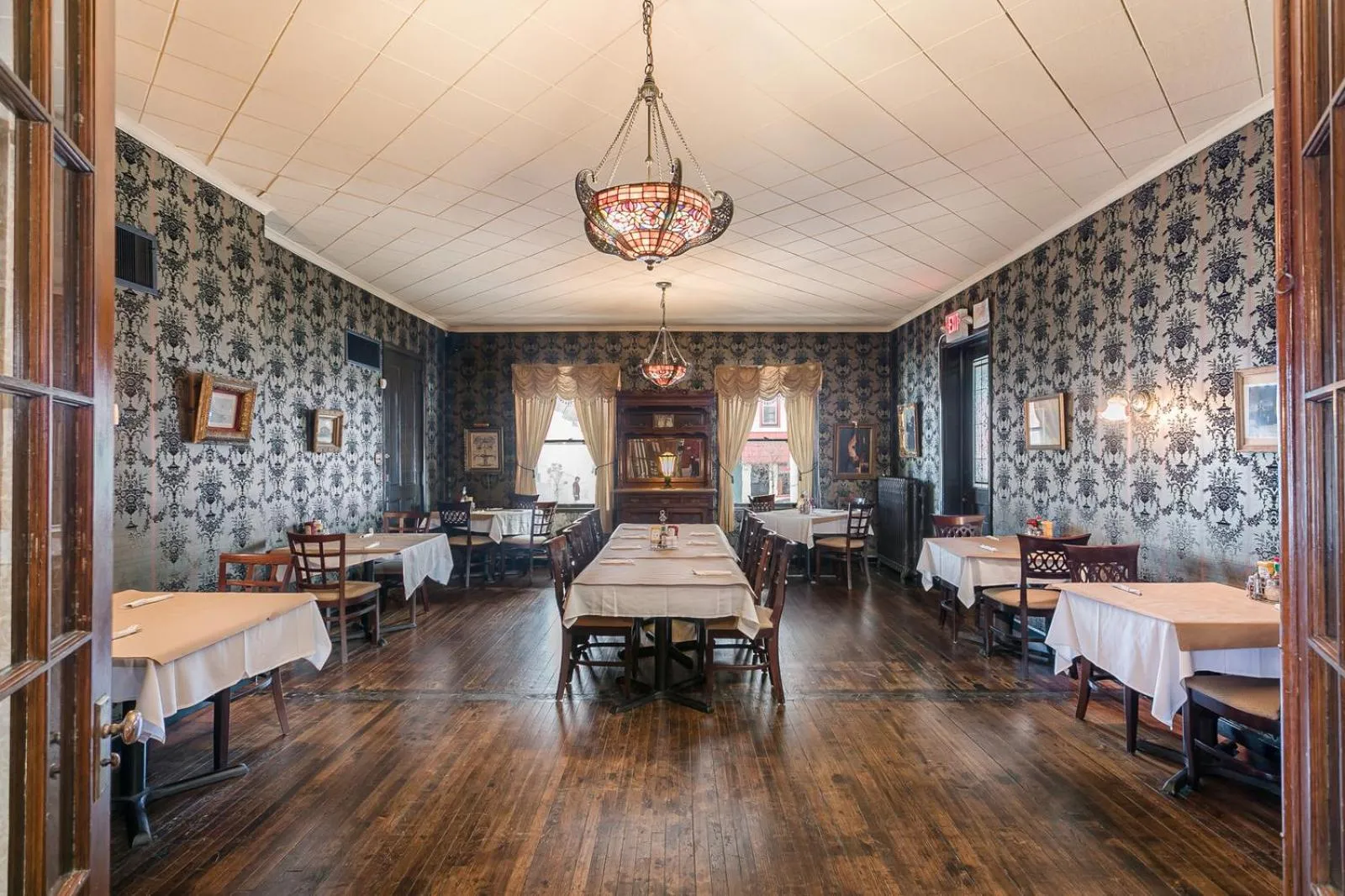 Restaurant/places to eat in Naples Hotel