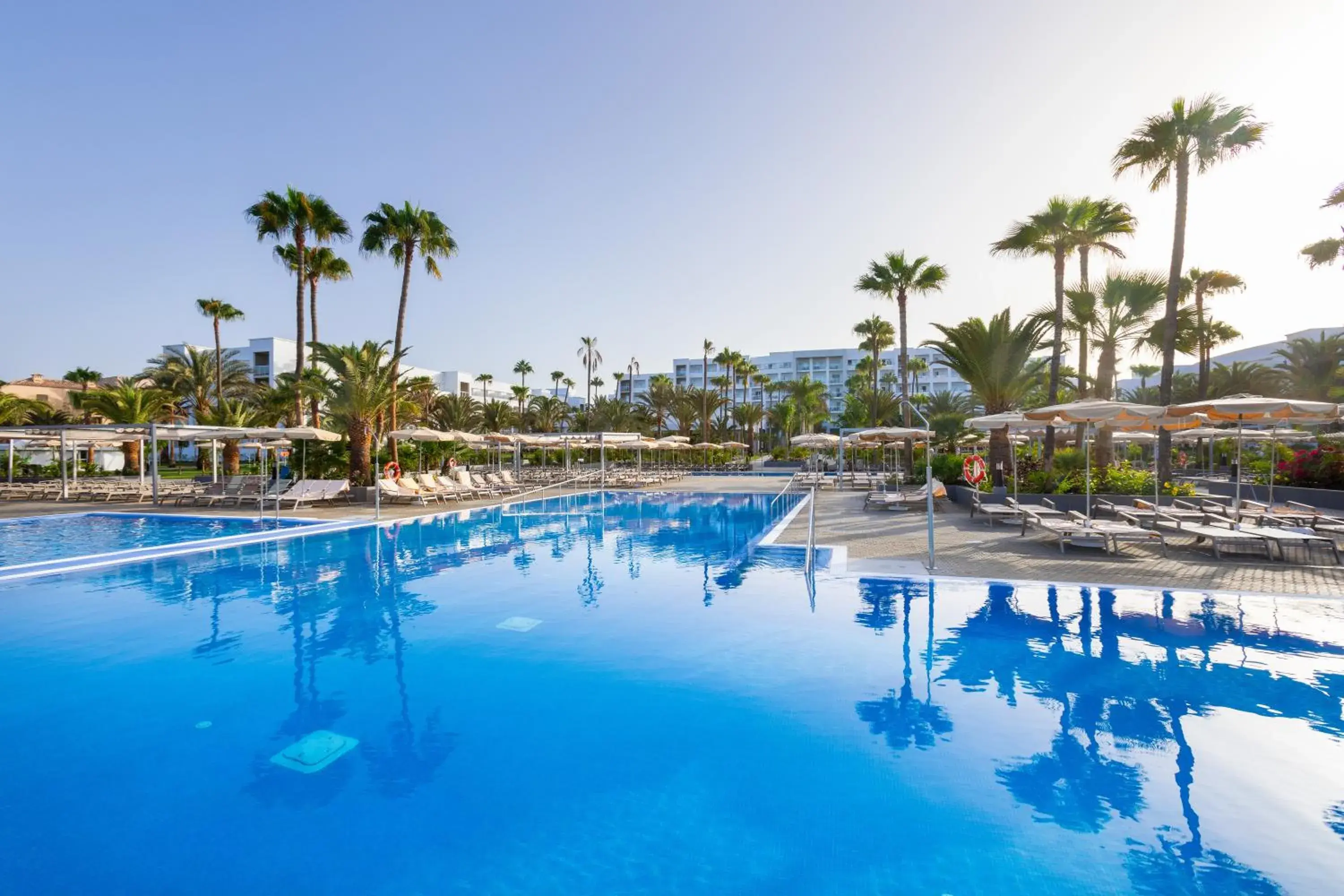 Swimming pool in Hotel Riu Gran Canaria - All Inclusive Swimming pool in Hotel Riu Gran Canaria - All Inclusive