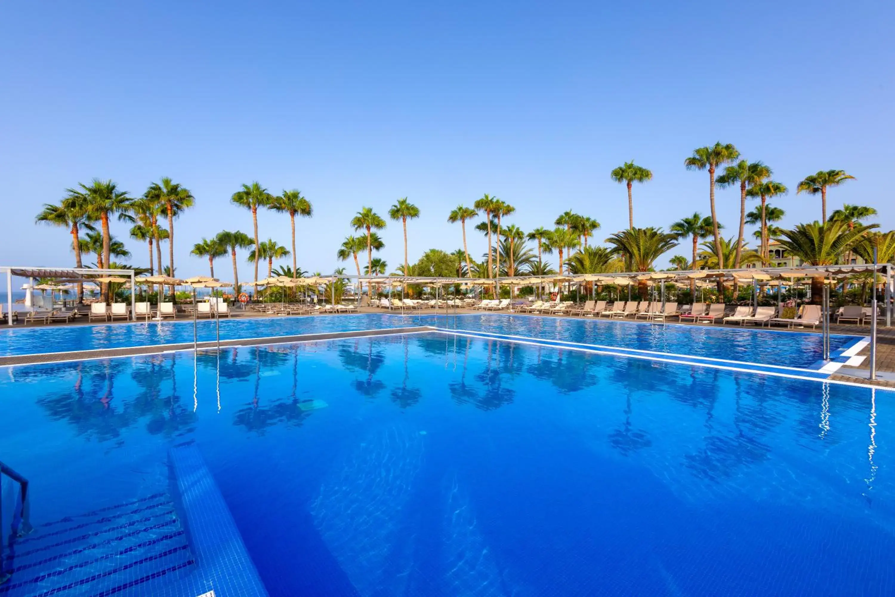 Swimming pool in Hotel Riu Gran Canaria - All Inclusive Swimming pool in Hotel Riu Gran Canaria - All Inclusive