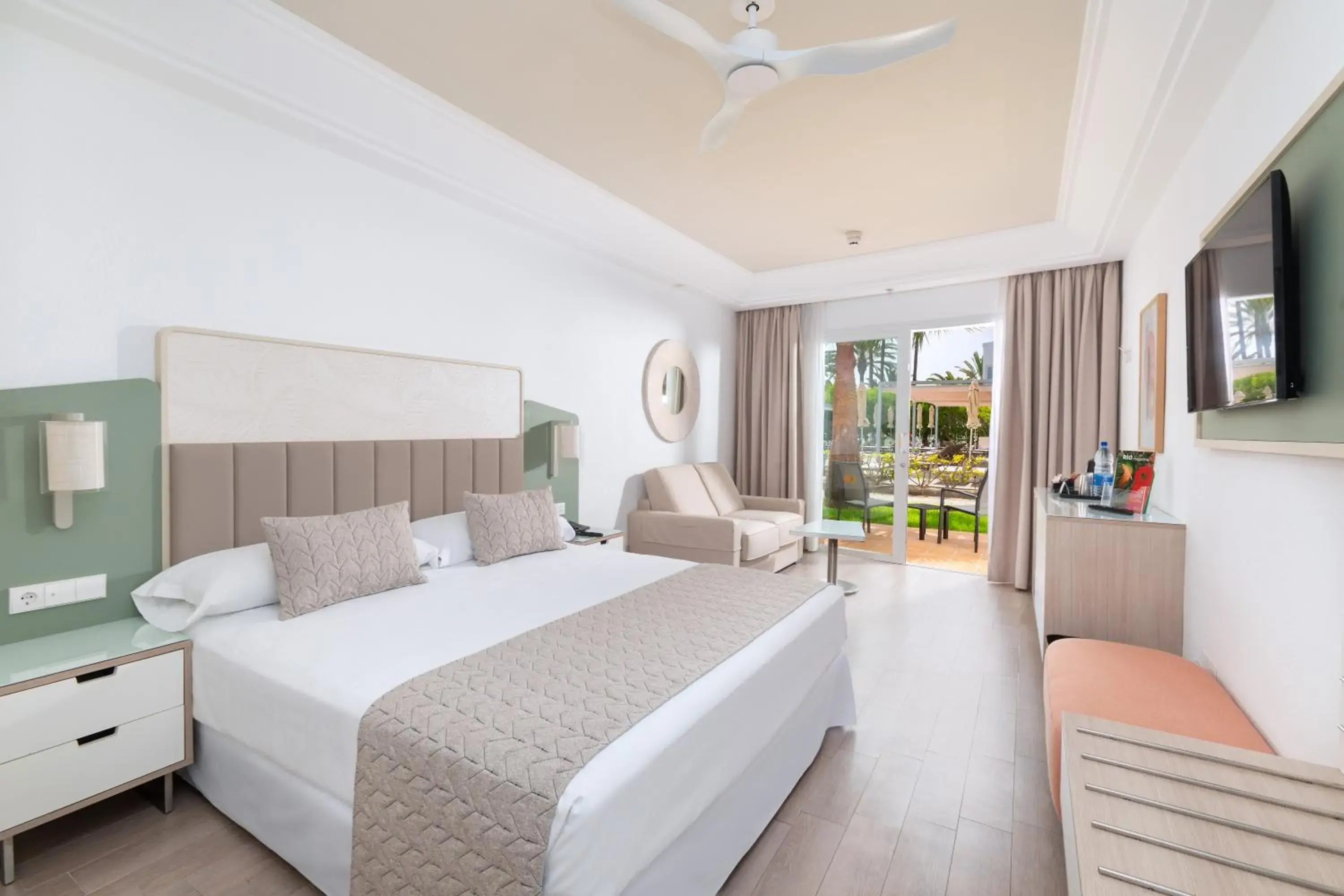 Bed in Hotel Riu Gran Canaria - All Inclusive Bed in Hotel Riu Gran Canaria - All Inclusive